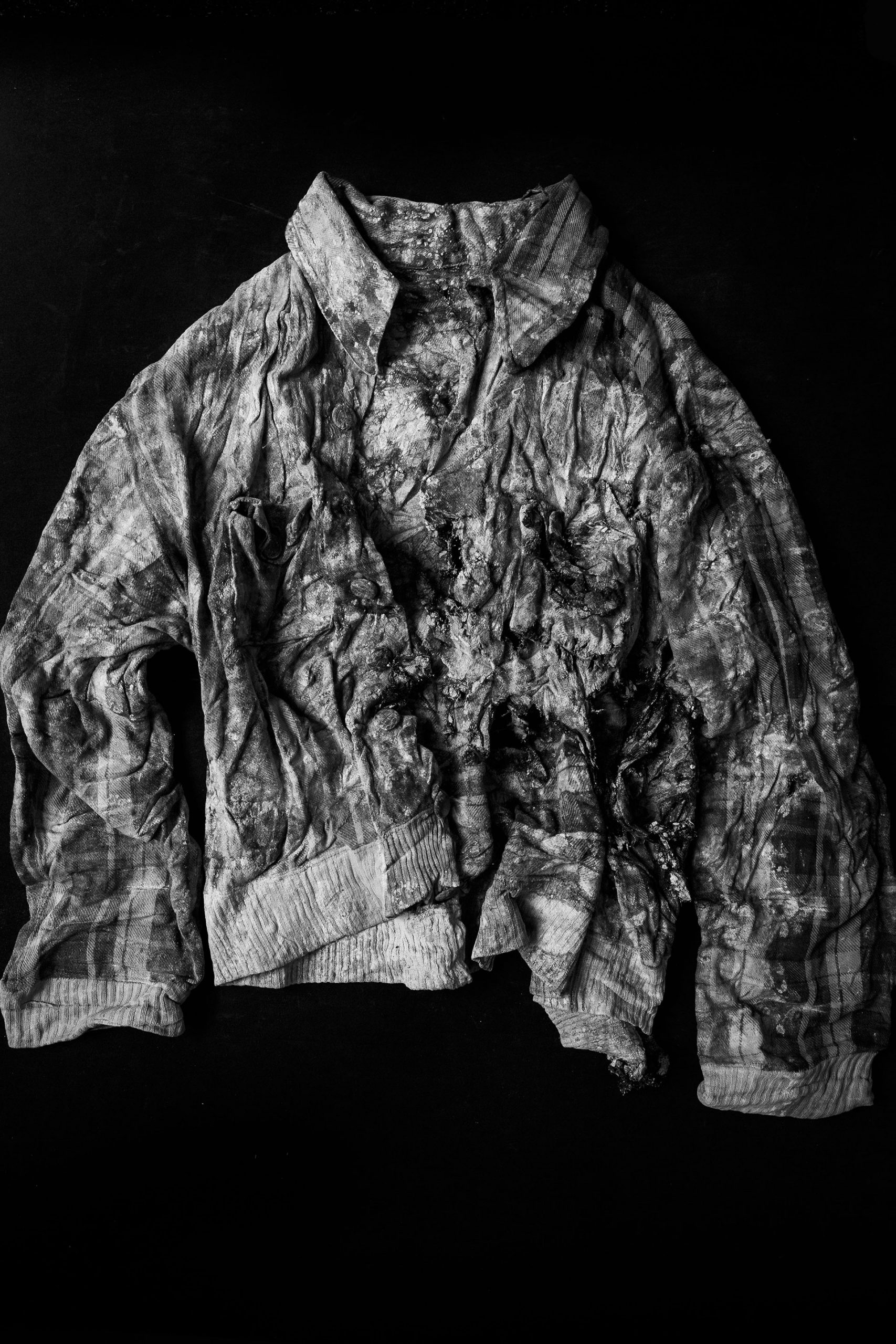 Una chaqueta encontrada en la fosa 128 de Paterna, Valencia, en mayo de 2019. La prenda pertenecía a una persona asesinada por varios impactos de bala en 1941.