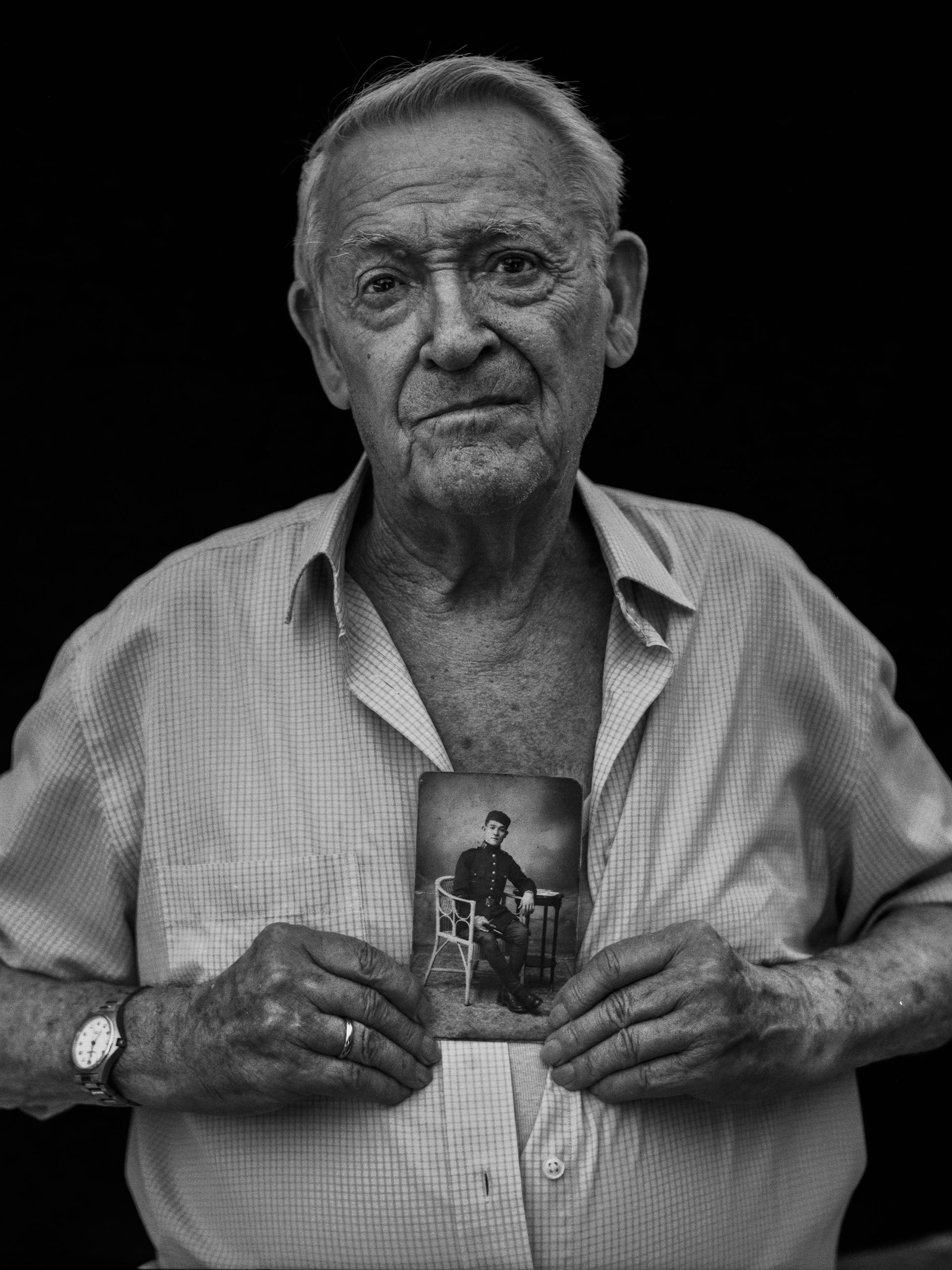Juan Guirao sostiene la fotografía de su padre, asesinado en 1940 y enterrado en una fosa de Paterna, Valencia. Juan falleció, enfermo de Alzheimer, el 28 de febrero de 2019.