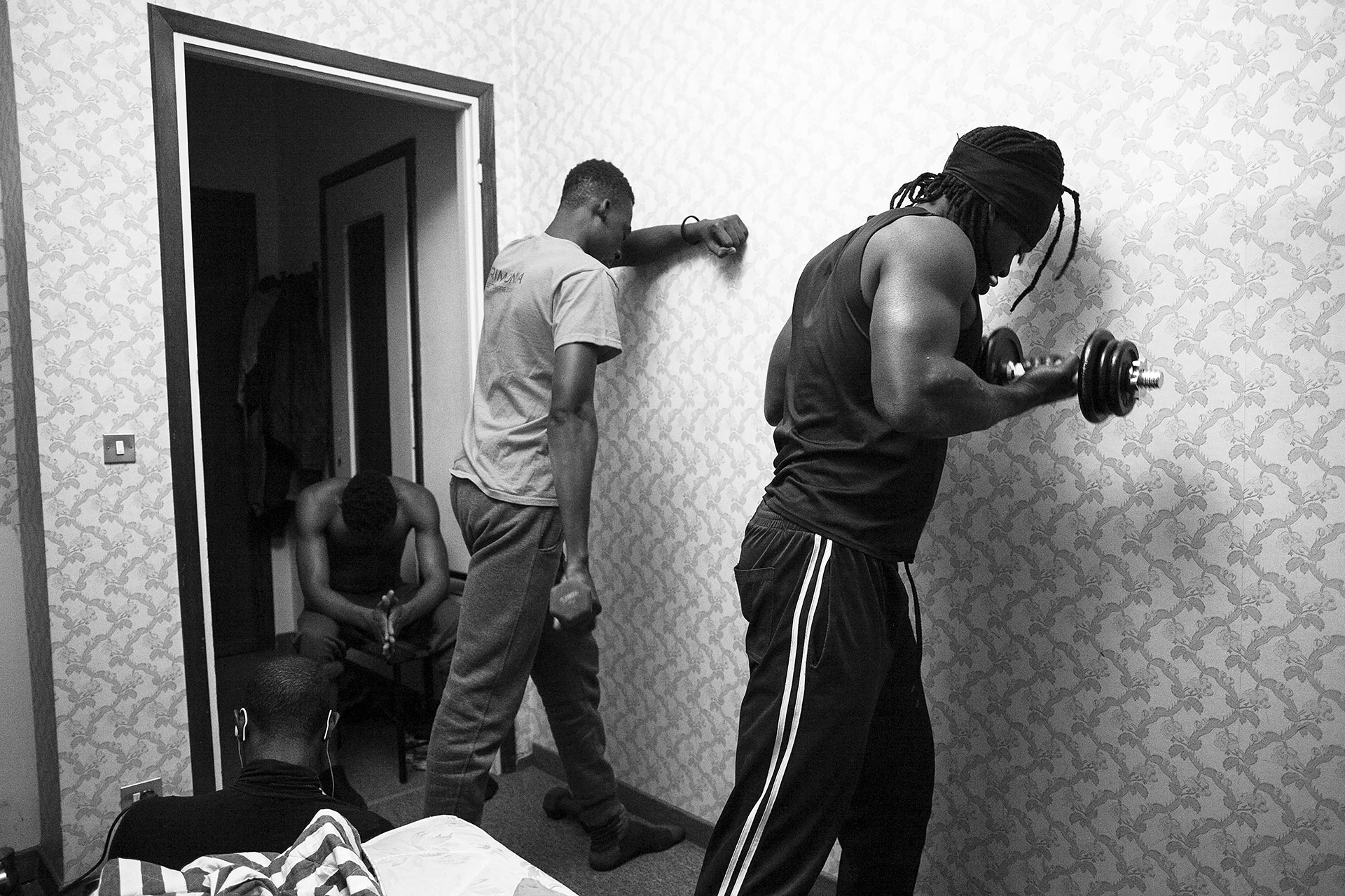 Malick and his friends Moussa, from Côte d’Ivoire and Mohammad from Senegal working out before going to bed as they do every night, not only to keep fit, but also to clear their minds and help them to sleep better.