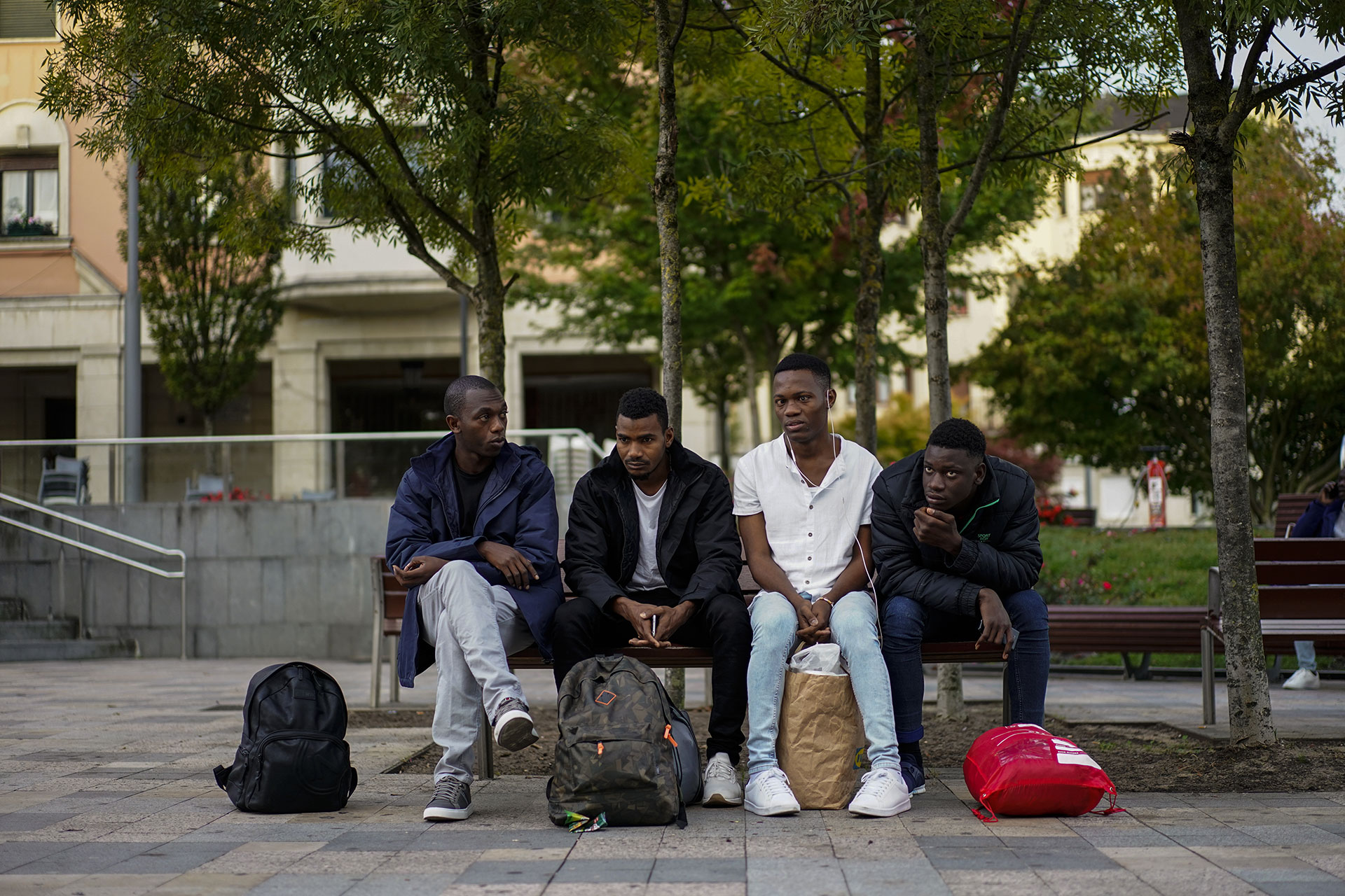 Ousmane espera junto a tres compañeros en una plaza de Irun minutos antes de tomar un autobús para intentar cruzar a Francia, 17 de Septiembre de 2019.