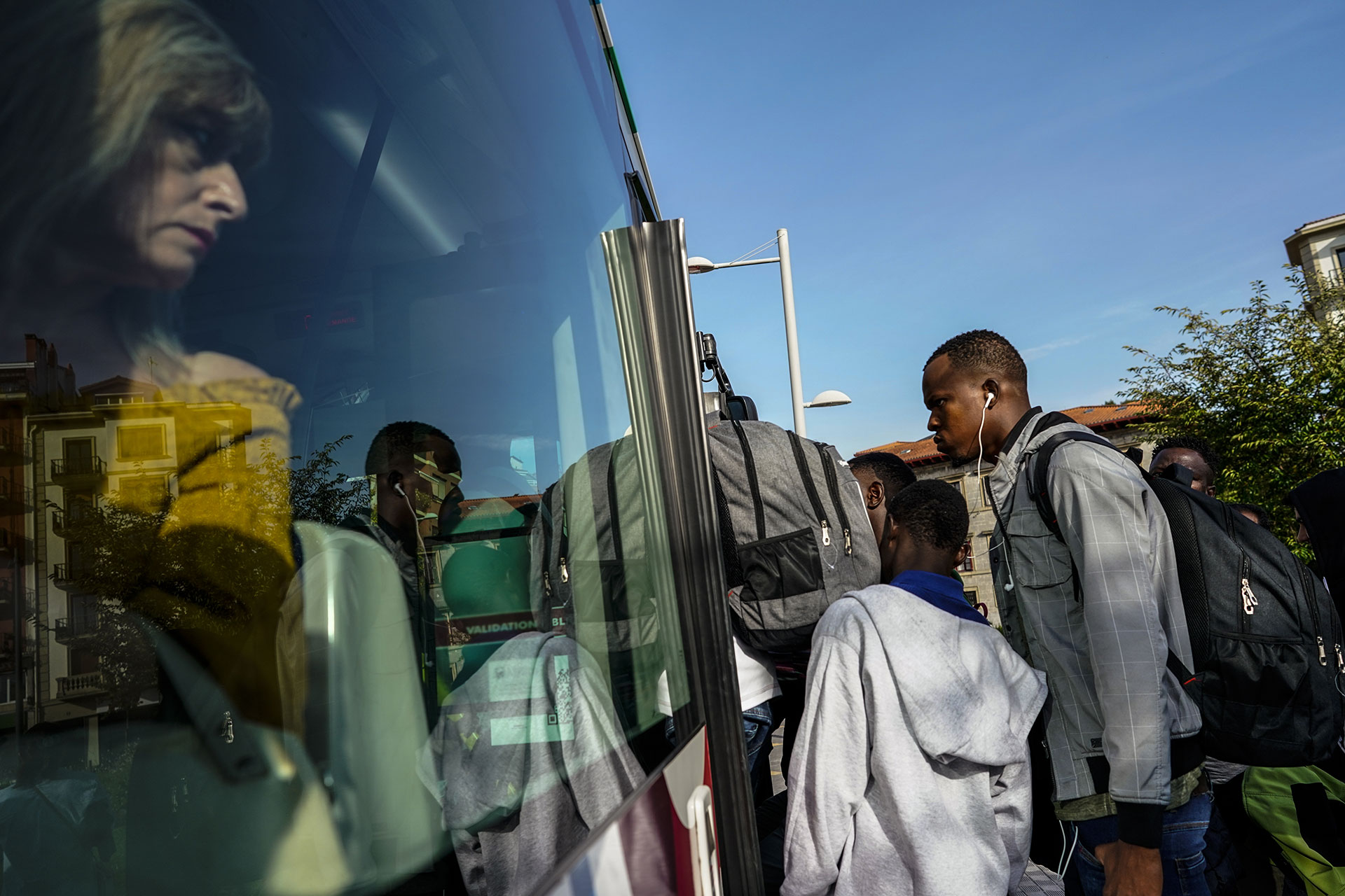 Un grupo de jóvenes suben a un autobús en Irún para intentar cruzar la frontera y llegar a Francia, 14 de Septiembre de 2019.