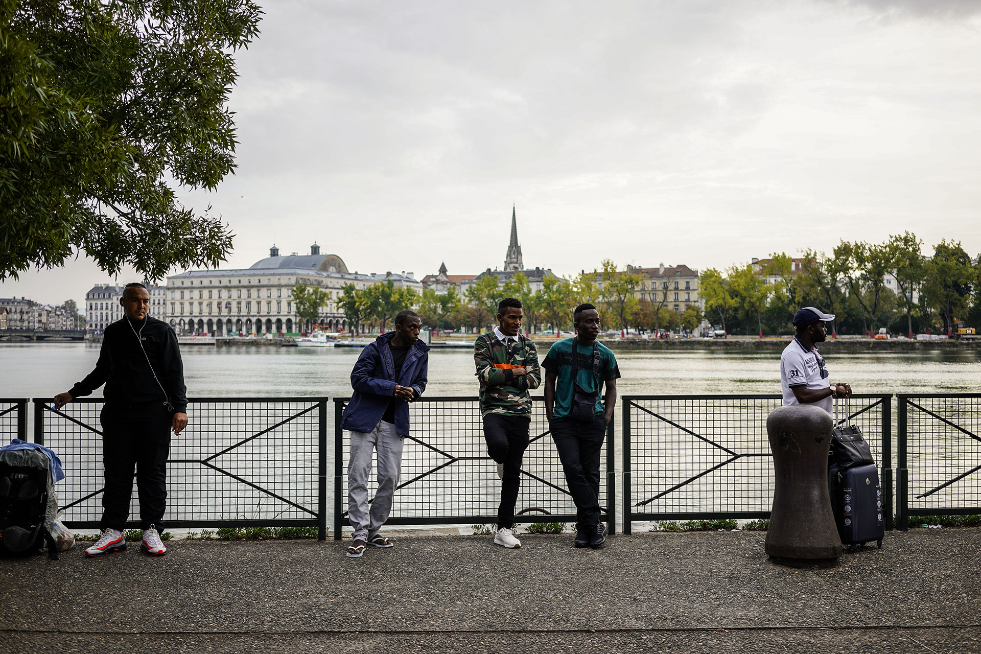 Un grupo de jóvenes esperan el autobús que les llevará a otra ciudad francesa en frente de el centro de acogida de refugiados ¨La Pausa¨ en Bayona, 17 de Septiembre de 2019.
