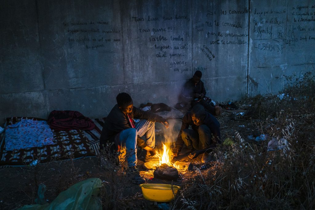 Unos jóvenes encienden una hoguera para calentar un poco de comida en un parque de Rabat, 24 de Mayo de 2019.