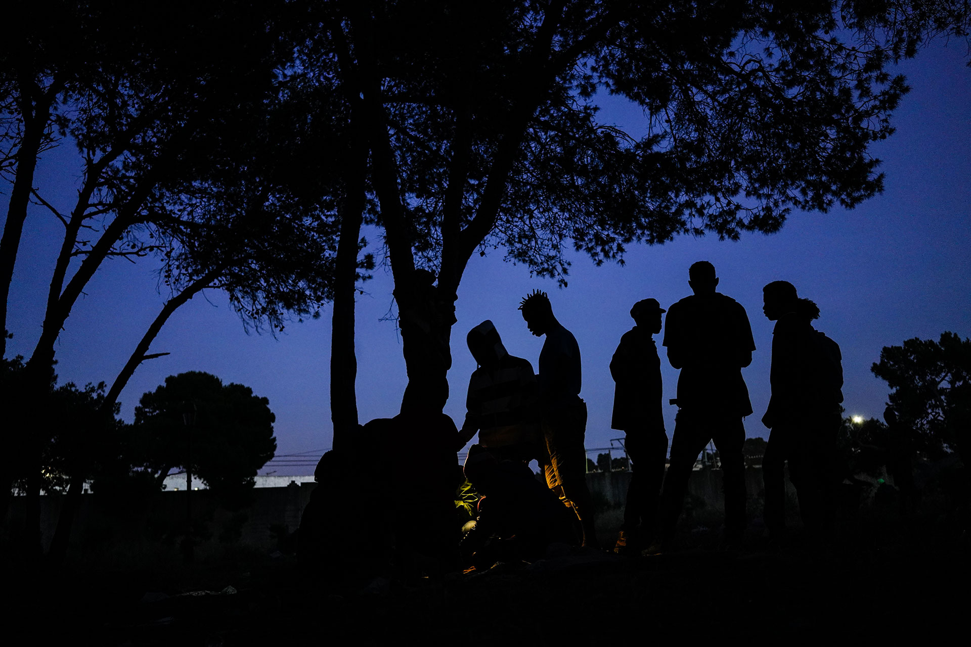 Unos jóvenes se preparan para pasar la noche en un parque de Rabat, 23 de Mayo de 2019. Unos jóvenes se preparan para pasar la noche en un parque de Rabat, 23 de Mayo de 2019.
