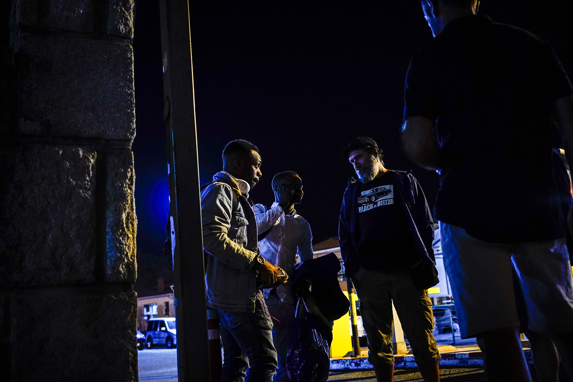 Miembros de Irungo Harrera Sarea hablan con un joven que acaba de llegar a la estación de autobuses de Irún, 16 de Septiembre de 2019.