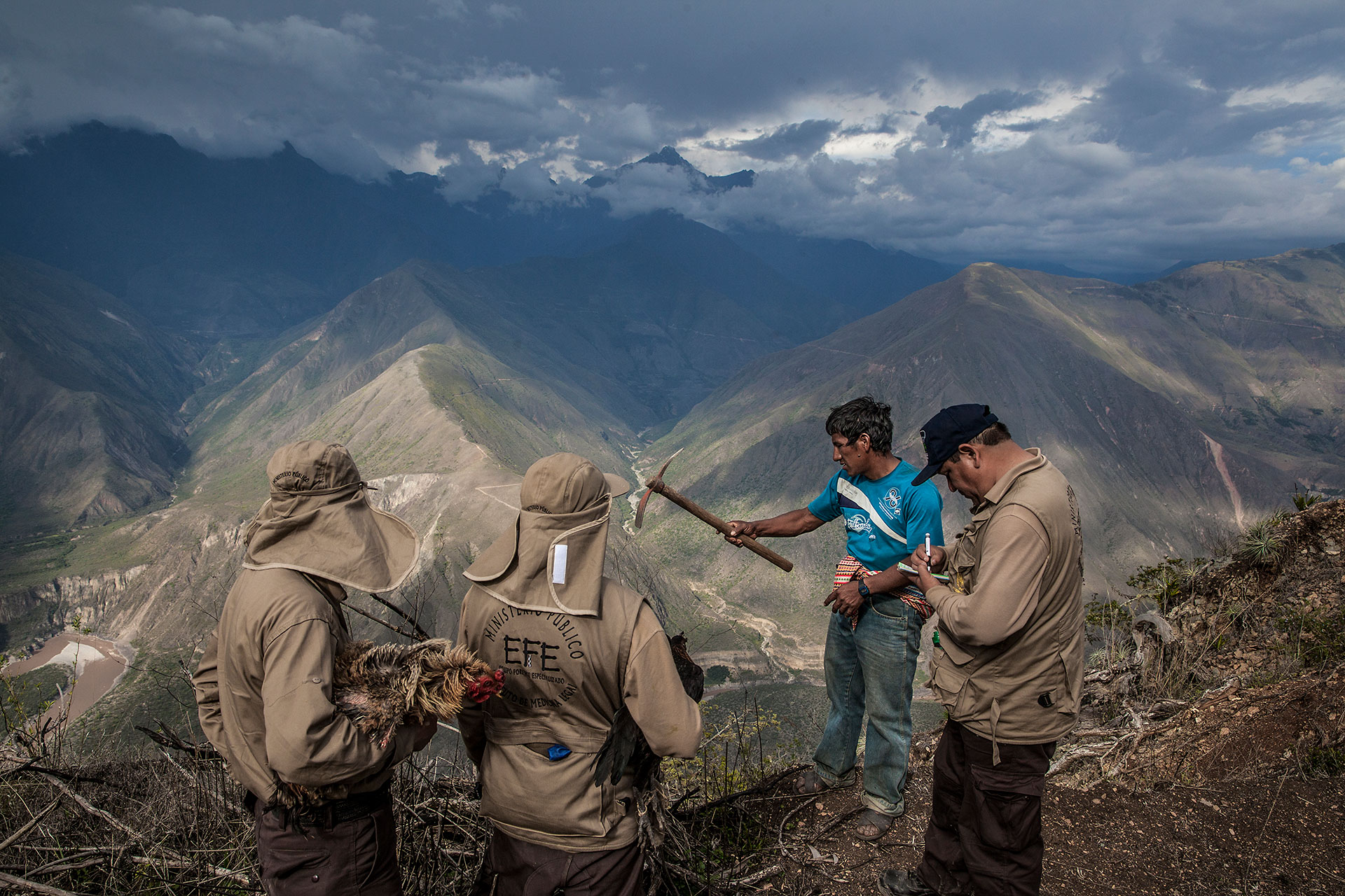 Félix Pacheco (36 years old), equipped with his pickaxe, points out to the Forensic Team of Specialists the location of the grave which he thinks contains the remains of his father, murdered 30 years before. Félix escaped with his mother from a military attack in the mountains where they had been hiding.
