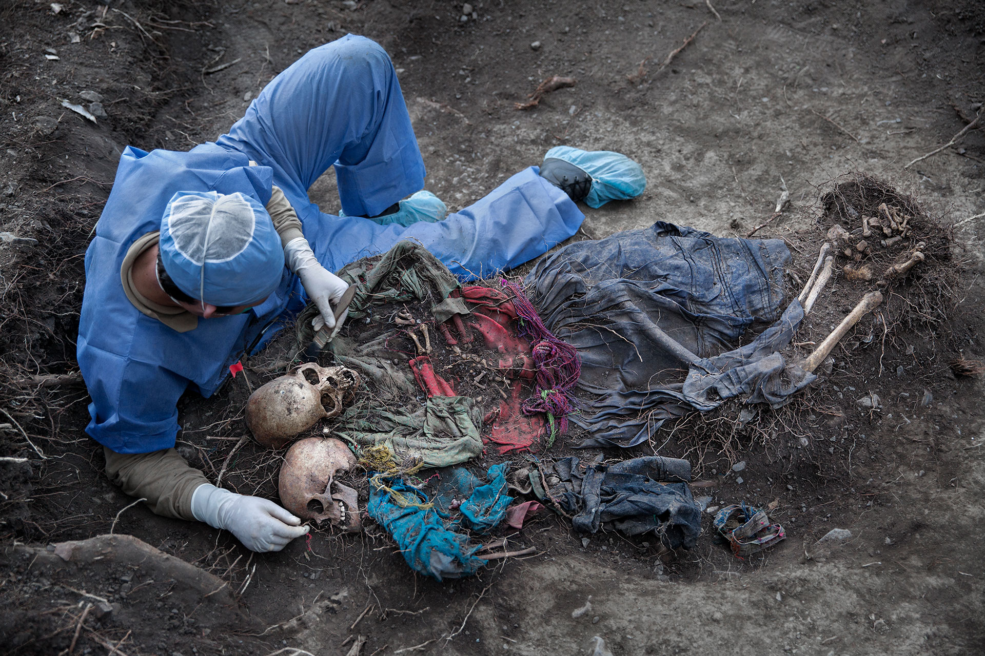 A group of forensic examiners works in what is known as Chaupimayo, an area of matted vegetation in the midst of a mountain 24 hours walking from the nearest road. The forensic archaeologist Dannal Aramburú has spent five hours outlining the crime scene with his knife, brush, and trowel. It is quite difficult to remove the earth from the bones of what appears to be a woman and her child. The trees have been feeding on them for 29 years.