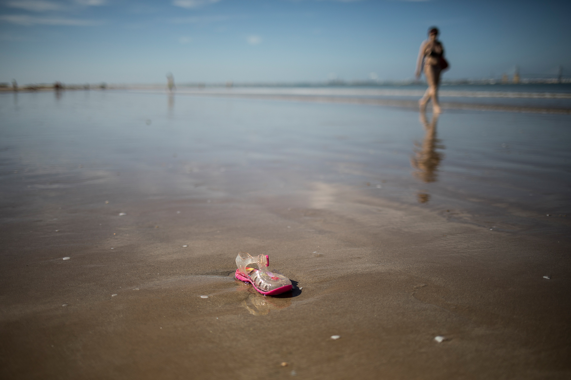 Together with the start of Phase 2 of the pandemic de-escalation plan and the opening of beaches to bathing, the waste left by people returns to the sea. In the image, a plastic shoe returned by the sea at a beach in Cádiz.