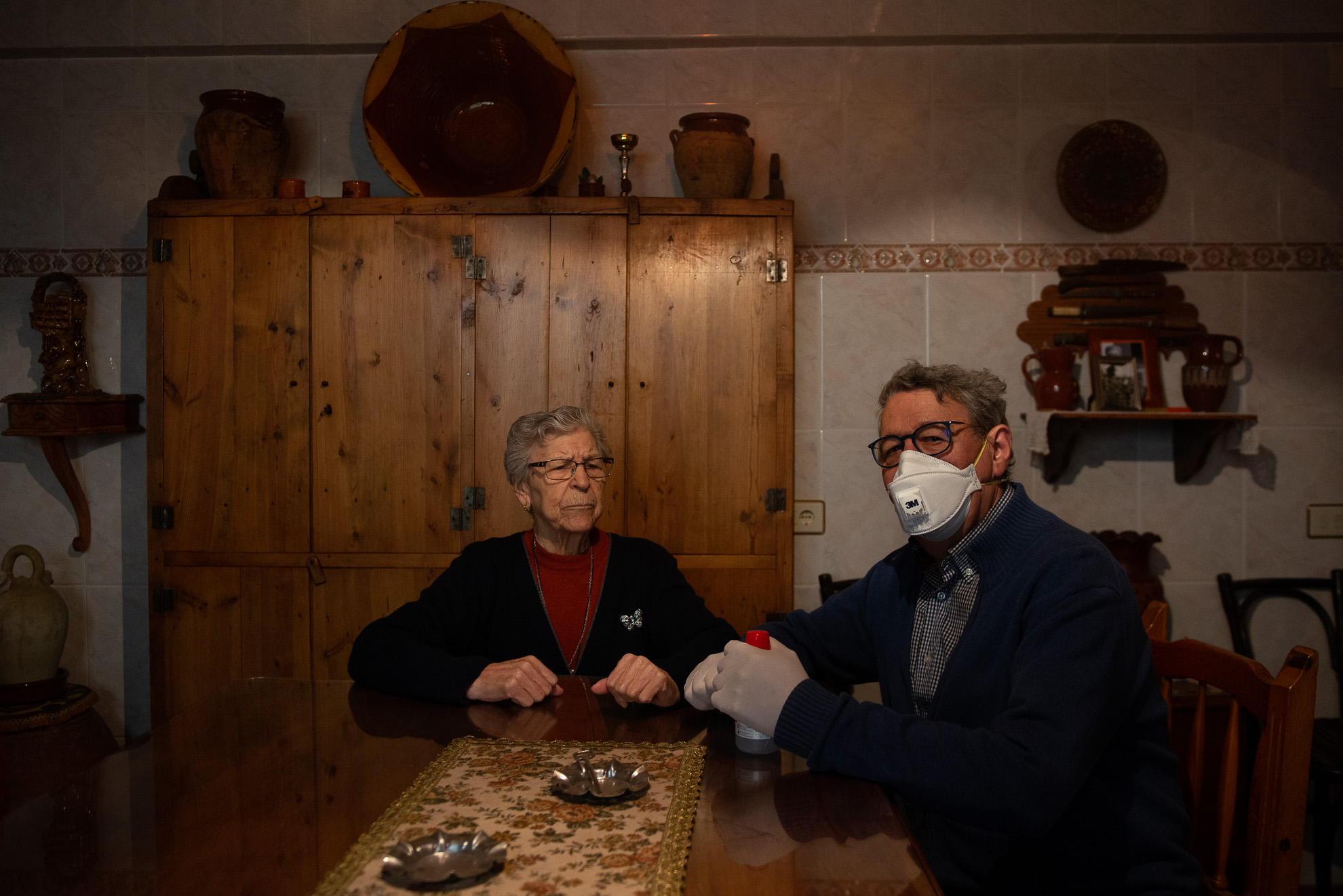Elvira is 87 and lives alone in Aguarón, a small municipality in Zaragoza province. Her son visits every day and she also gets home visits from Humildad, who works for the local home-help service. Elvira says she feels really well looked-after in these strange times in which she must stay at home in order not to contract Covid-19.