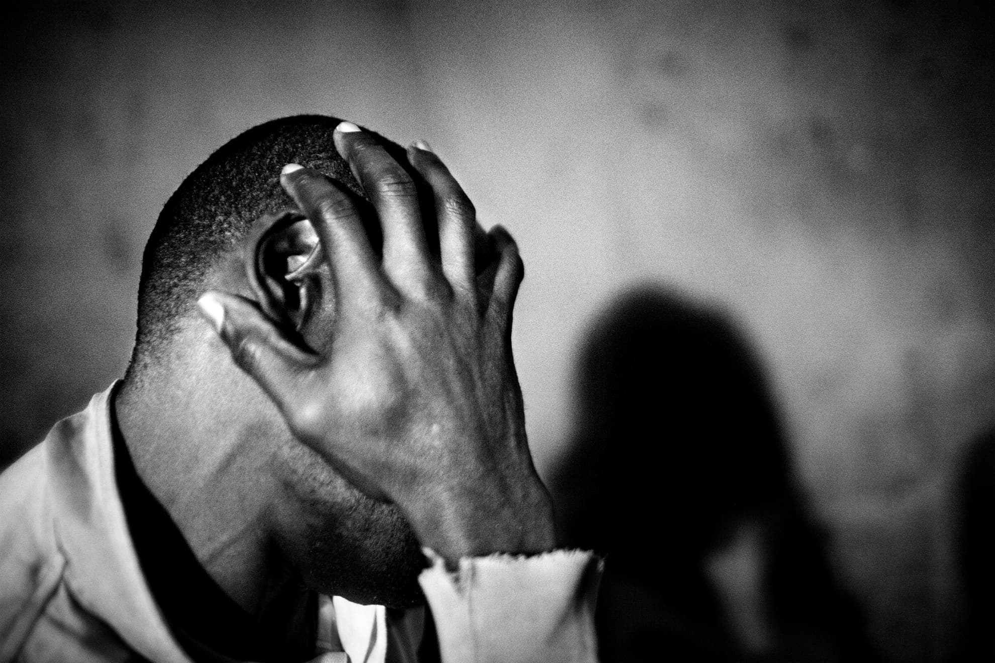Este hombre del Congo tuvo que emigrar de su país a causa de la guerra y la pobreza de su familia. En un hospital de Argelia, unas jeringuillas infectadas le causaron una enfermedad degenerativa en sus piernas. La ALCS (Asociación de Lucha Contra el SIDA) en Rabat se está haciendo cargo de él.