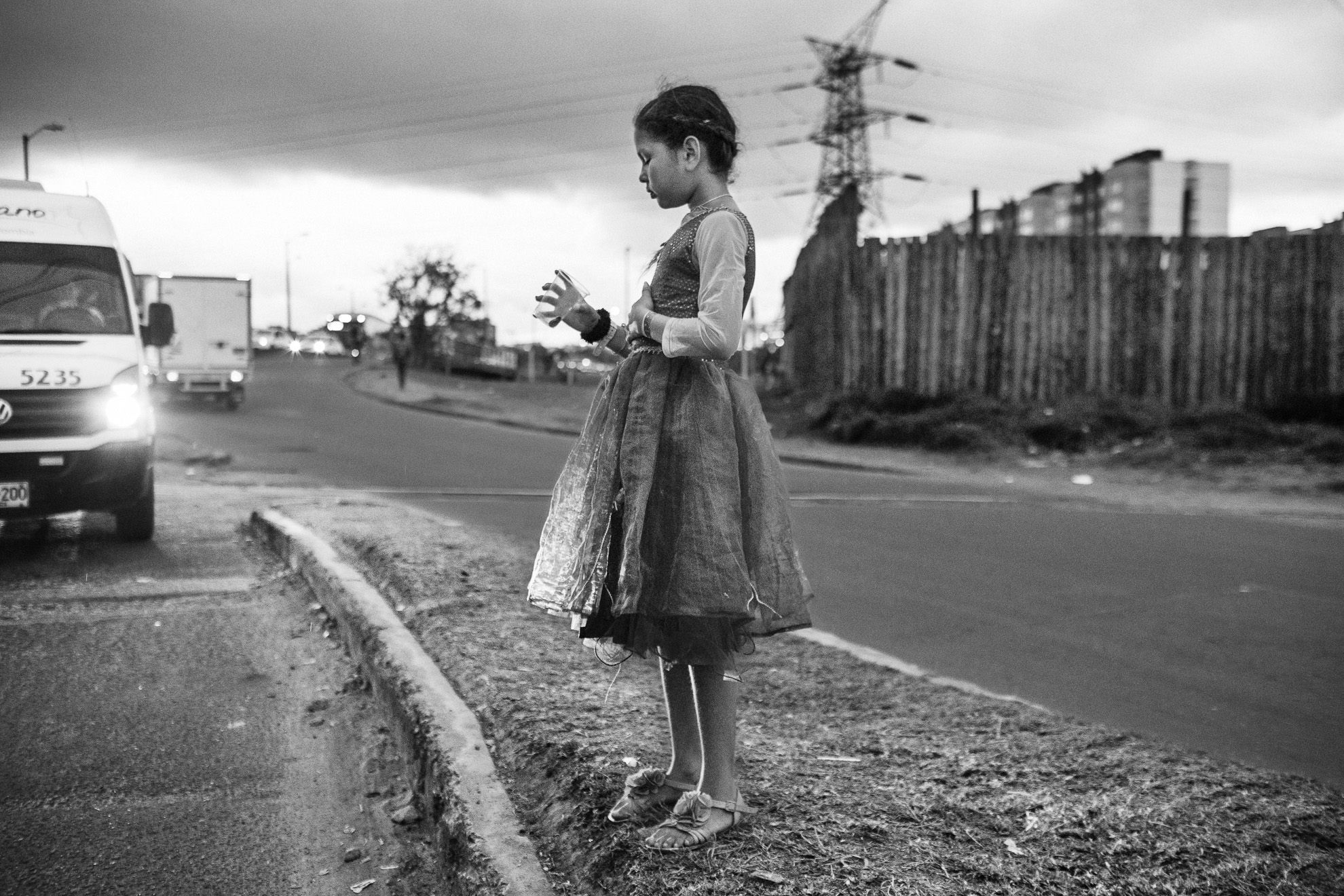 Una niña pide dinero en una calle de la capital colombiana, Bogotá. En junio de 2019, el Instituto Colombiano de Bienestar Familiar (ICBF) había prestado atención a casi 80.000 niños, adolescentes y familias venezolanas en todo el país.