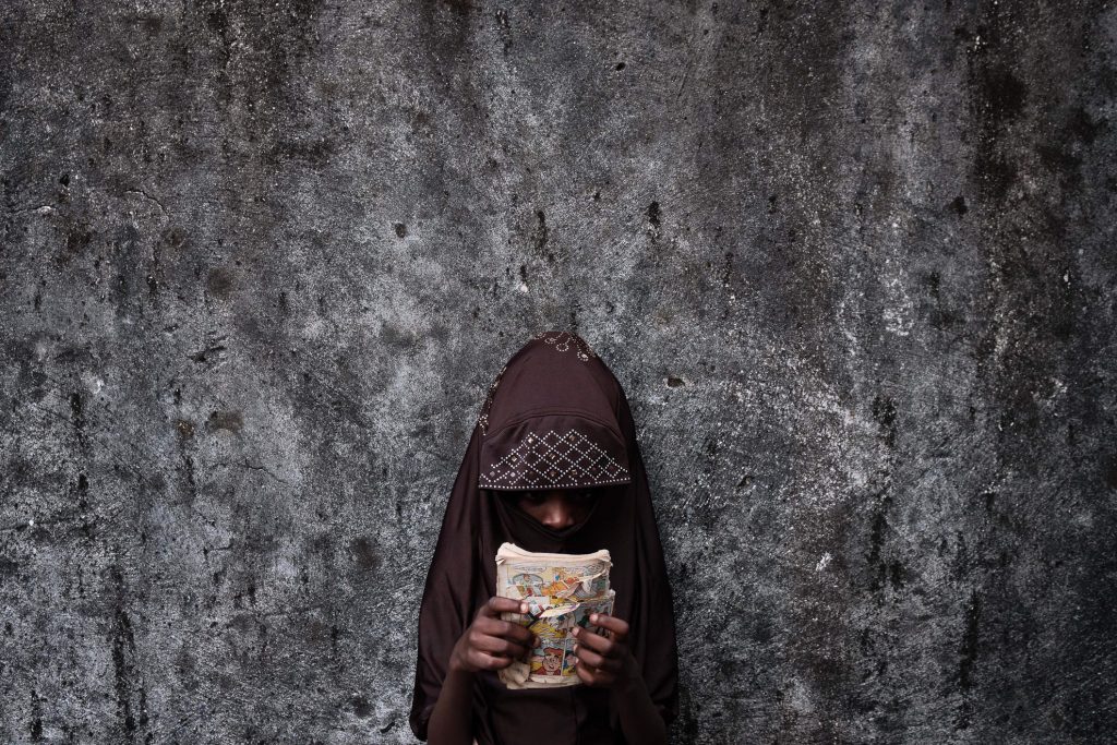 Fatimah tiene 6 años, nació en Boko Haram en cautiverio de una madre que murió durante una redada. Pasa el tiempo en su casa familiar en Biu, Borno, al noreste de Nigeria, escaneando fotos del cómic "Archie", con la esperanza de que algún día vaya a la escuela.