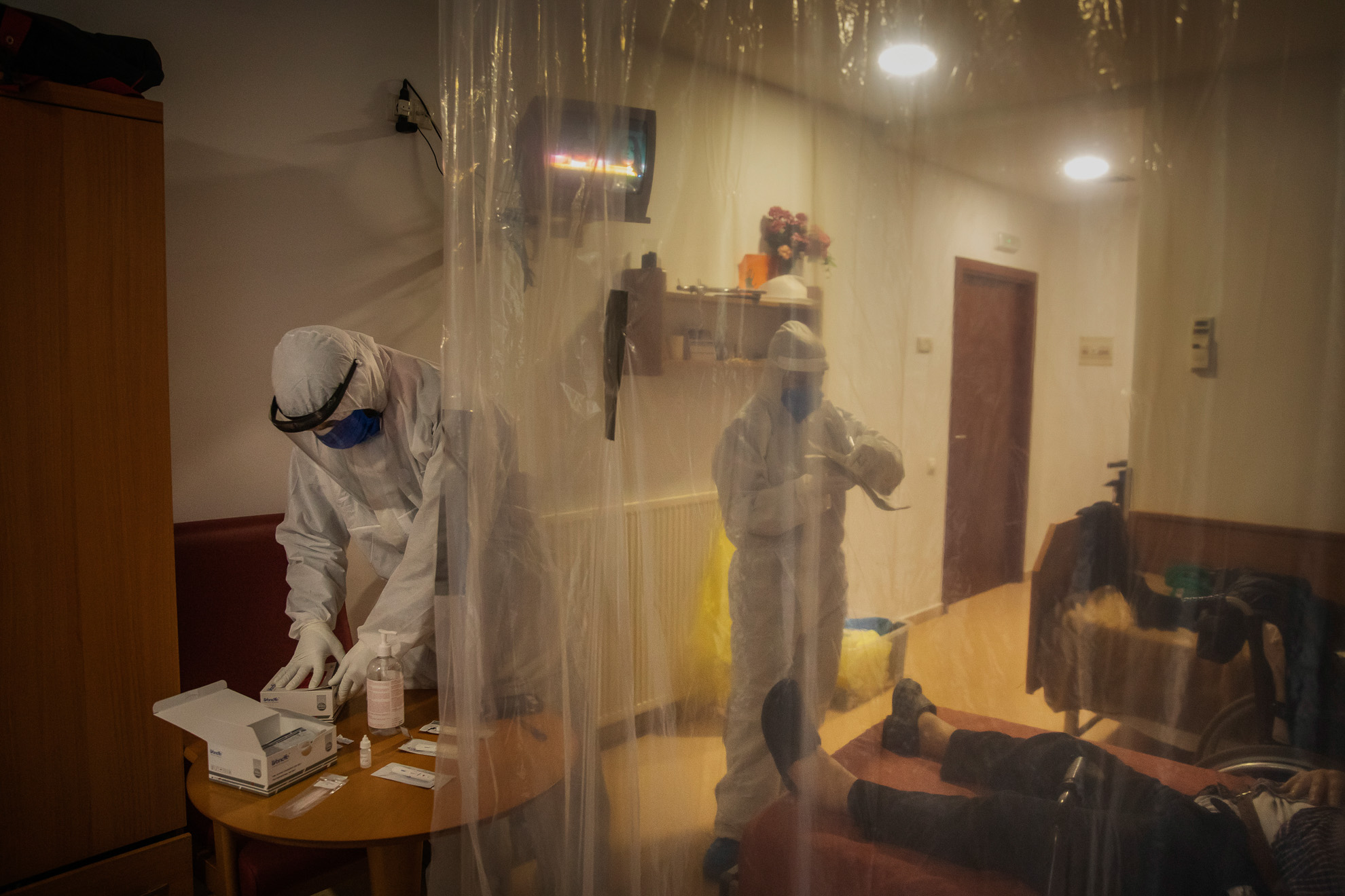 Voluntarios de la ONG Open Arms realizan pruebas PCR para la detección del coronavirus a dos ancianos residentes en un centro de mayores de la provincia de Barcelona, España, 14 de abril, 2020.