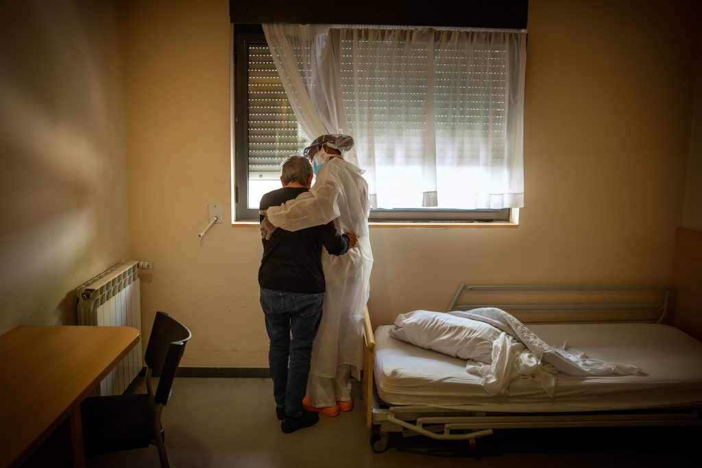 Una anciana y una trabajadora se abrazan en la habitación en la que la primera permanece confinada debido a la pandemia, en una residencia de Barcelona, España, 29 de abril, 2020.