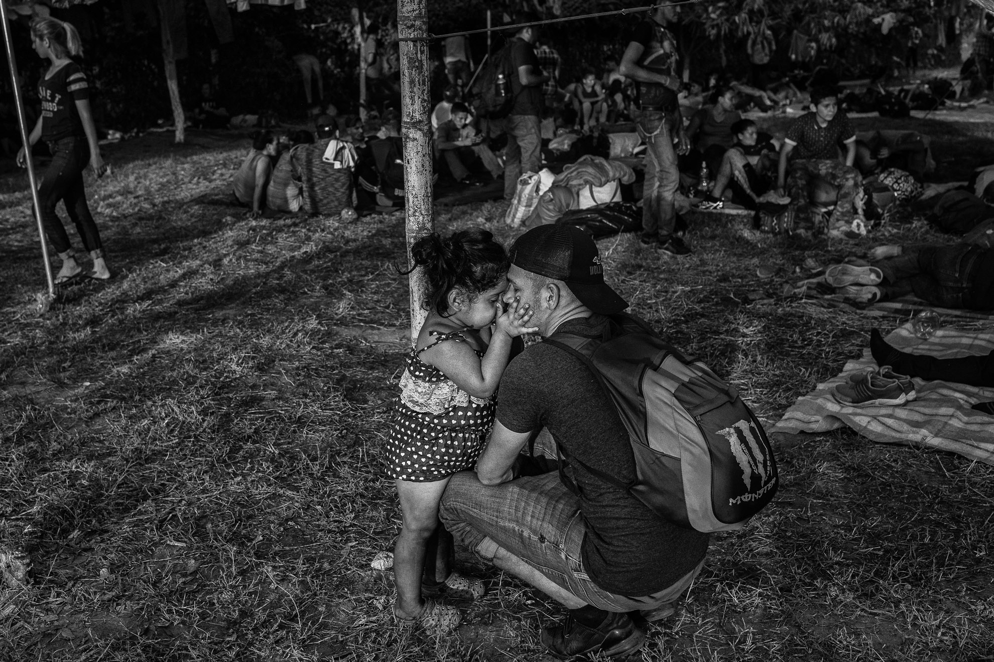 Ever Sosa, de nacionalidad hondureña, besa a su hija un día antes de su intento de cruzar desde Guatemala hacia México por el río Suchiate.