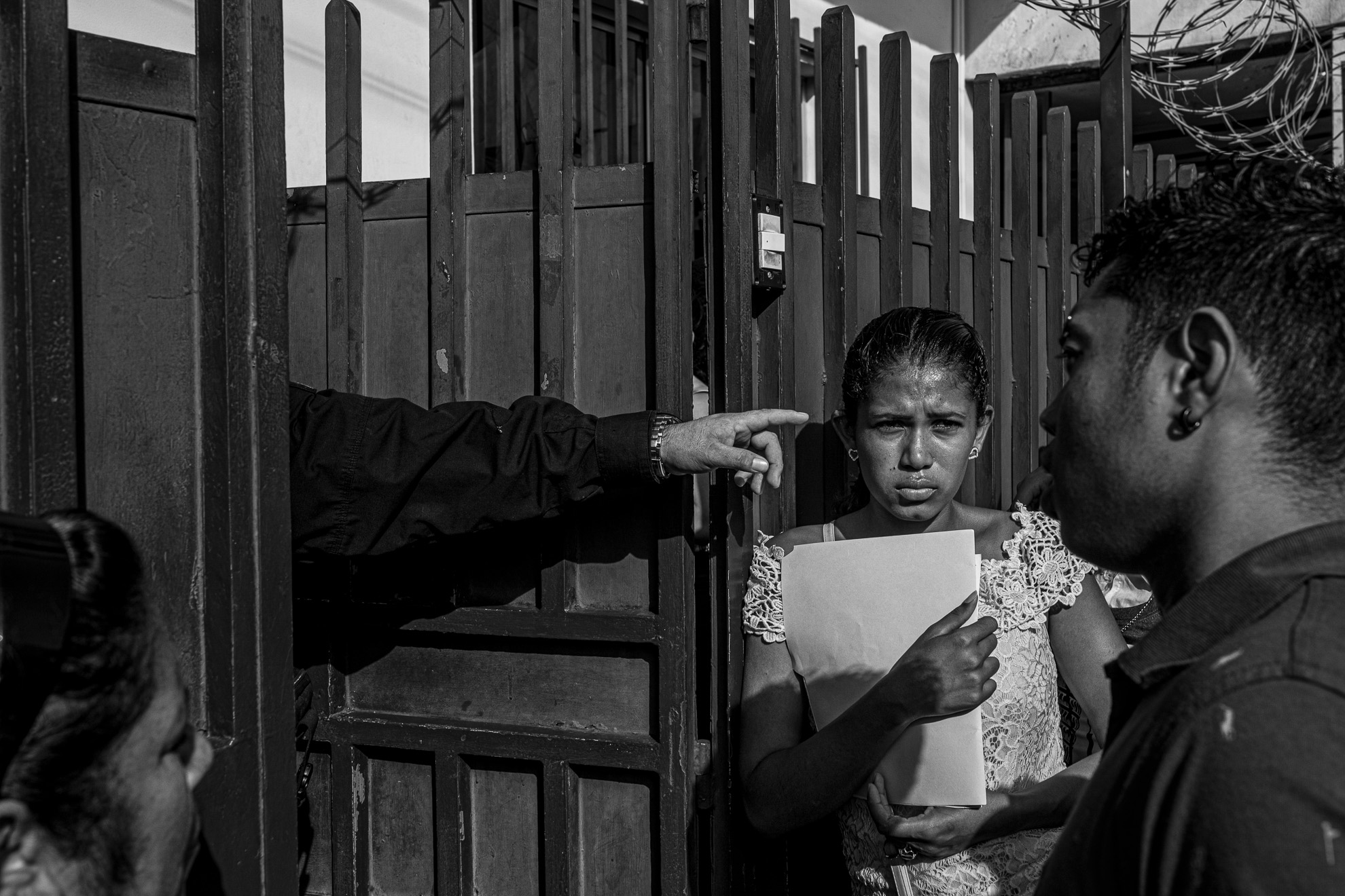 Los solicitantes de asilo esperan a las puertas de la Comisión Mexicana de Asilo para obtener los visados humanitarios que les permitan viajar al norte de México de forma segura.