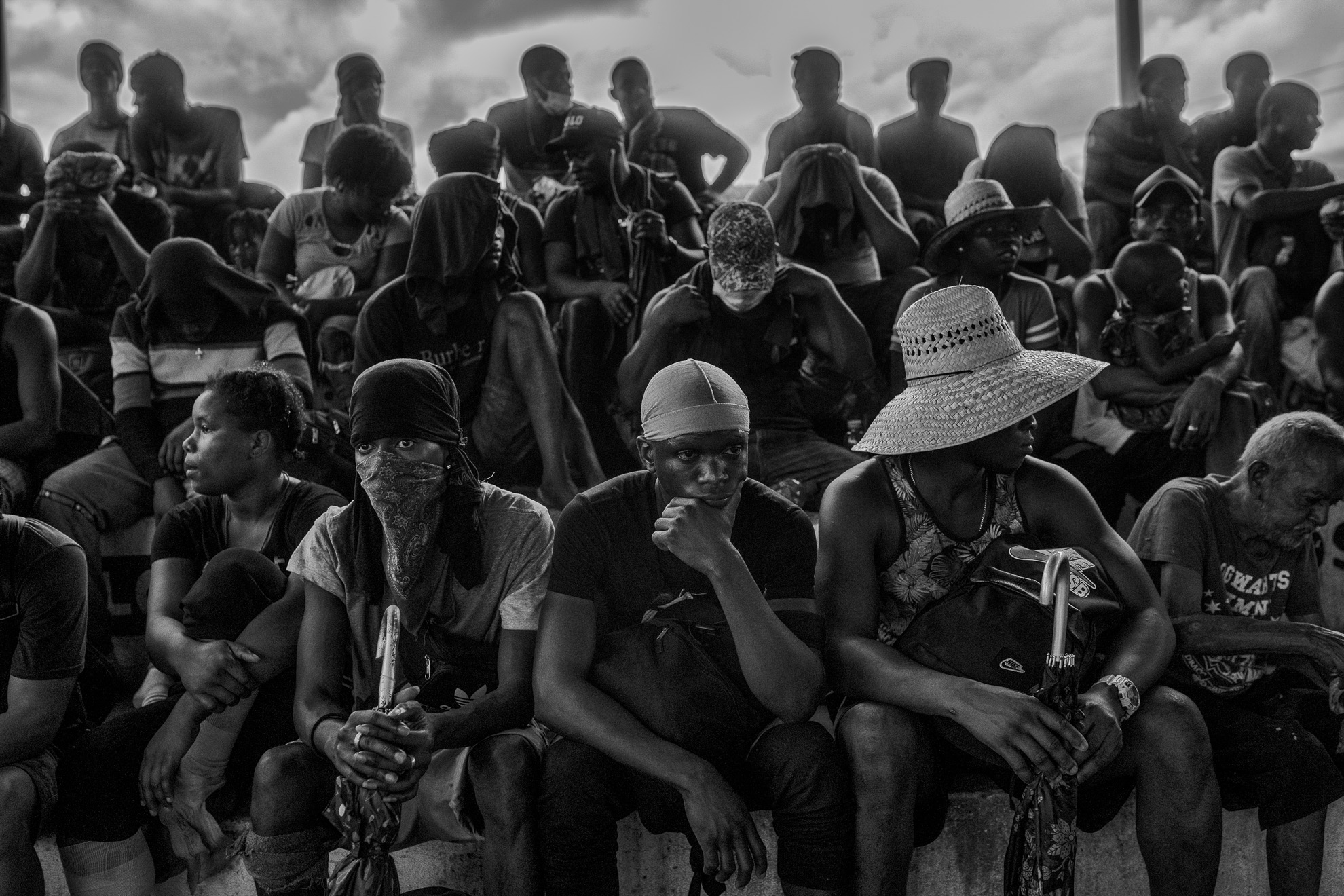 Migrantes haitianos descansan después de un día de caminata entre pueblos del sur de México.