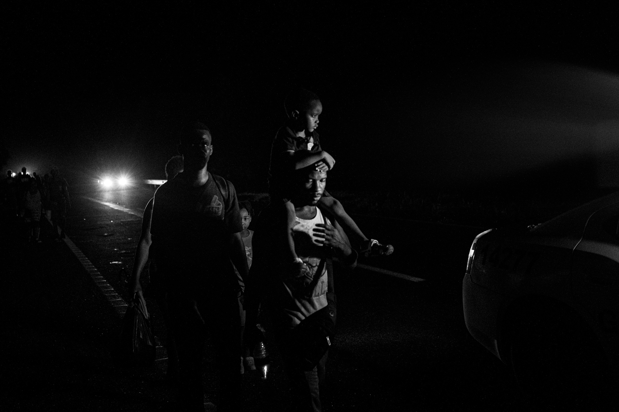 Migrantes haitianos caminan escoltados por una patrulla de la guardia nacional mexicana en Chiapas.