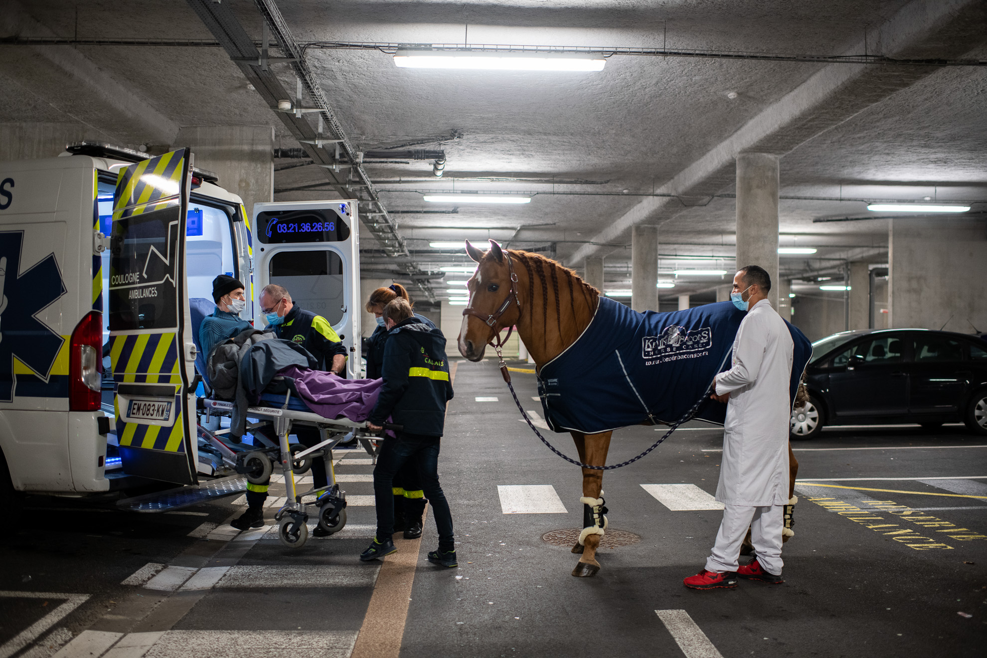 France-Calais, 12/01/2020. The Calais hospital parking garage. Peyo and Hassen accompany Roger, 64 years old, to the ambulance, which will take him back home. "Doctor Peyo and Hassen are not people, they are angels," says the son of a patient.
