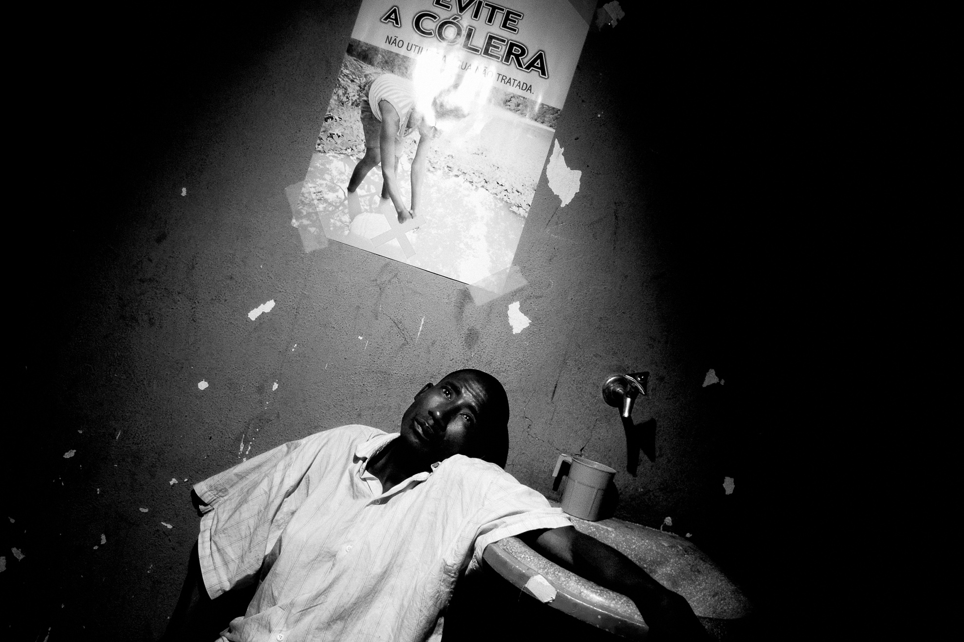El padre de un niño con cólera en un centro de tratamiento de esta enfermedad (CTC) gestionado por MSF en Malanje, Angola. Mayo de 2006.
