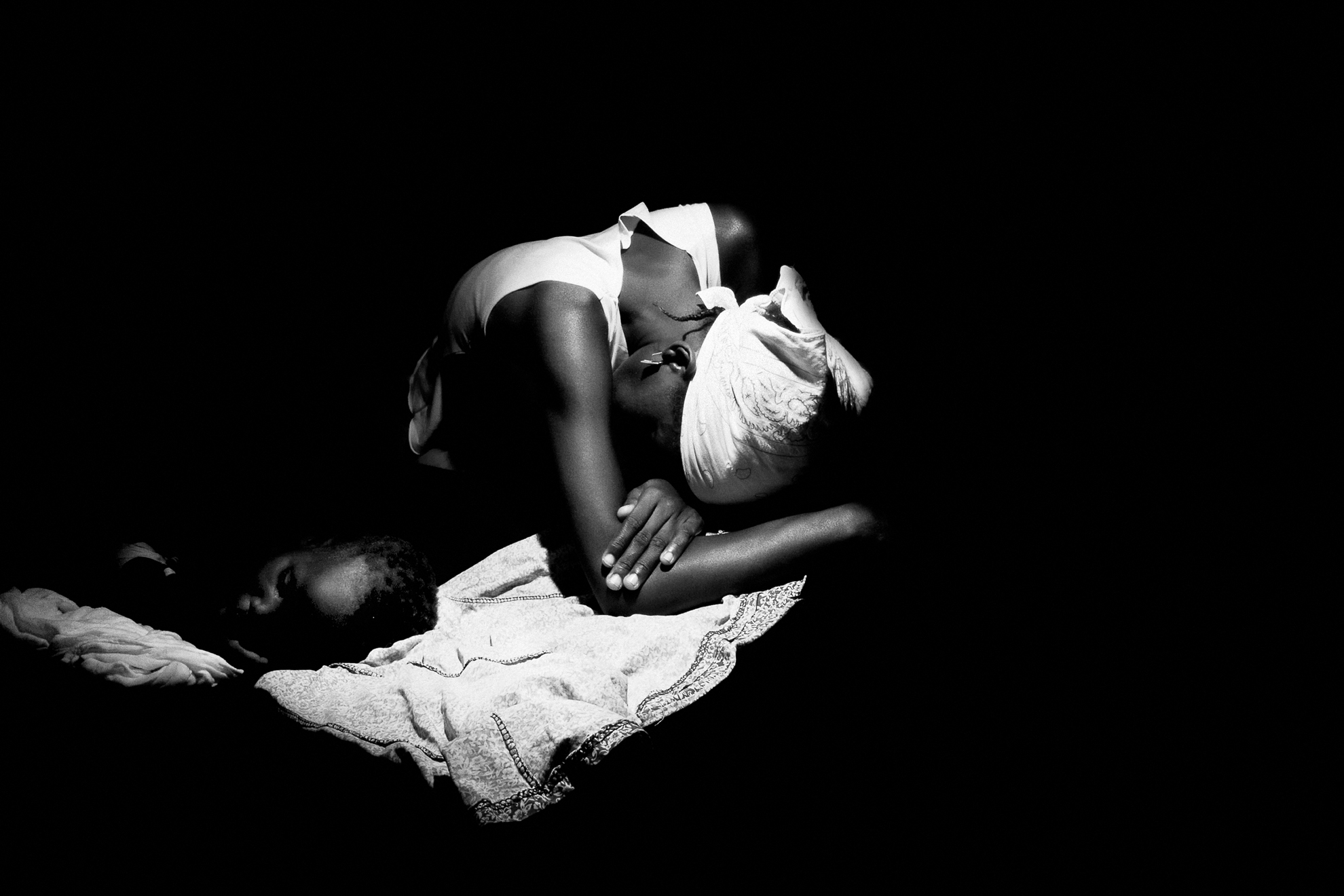 A child with cholera and his mother is in an MSF-run cholera treatment center in Malenje, Angola. May 2006.