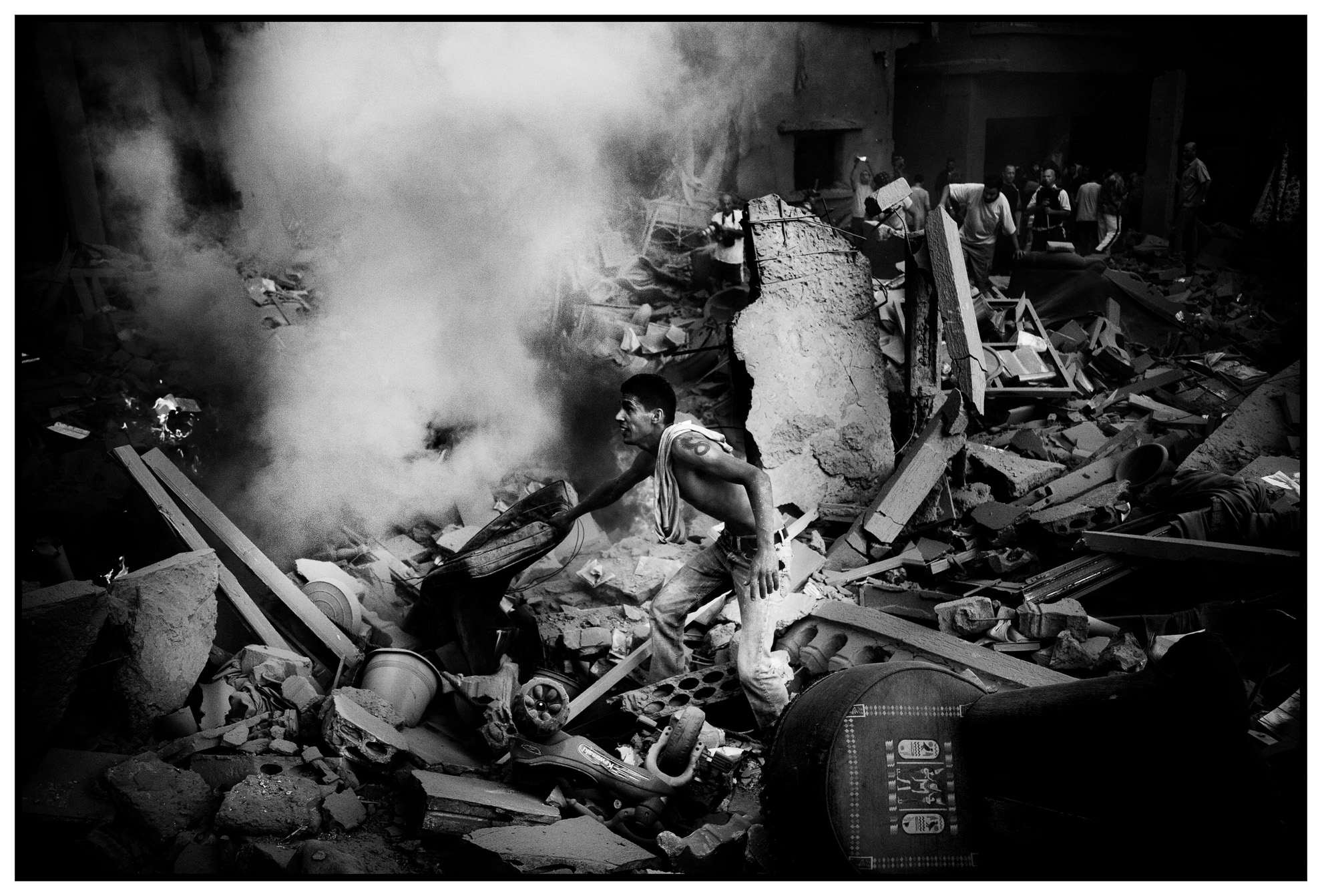 Bombardeo en un barrio musulmán de Tiro, Líbano. Agosto, 2006.