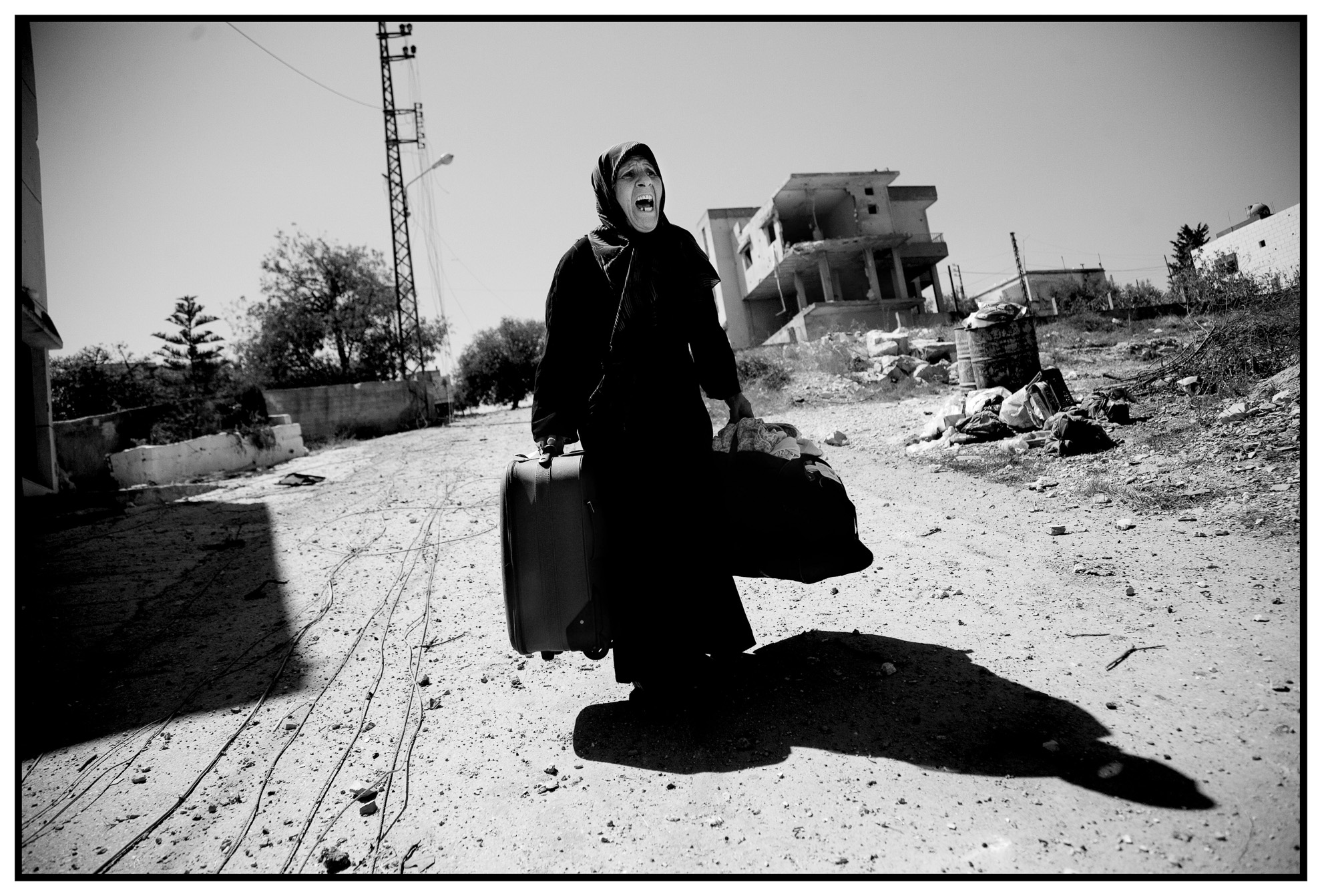 Bint Jabail, julio de 2006. Crisis del Líbano, guerra entre Israel y Hezbollah. Una mujer refugiada.