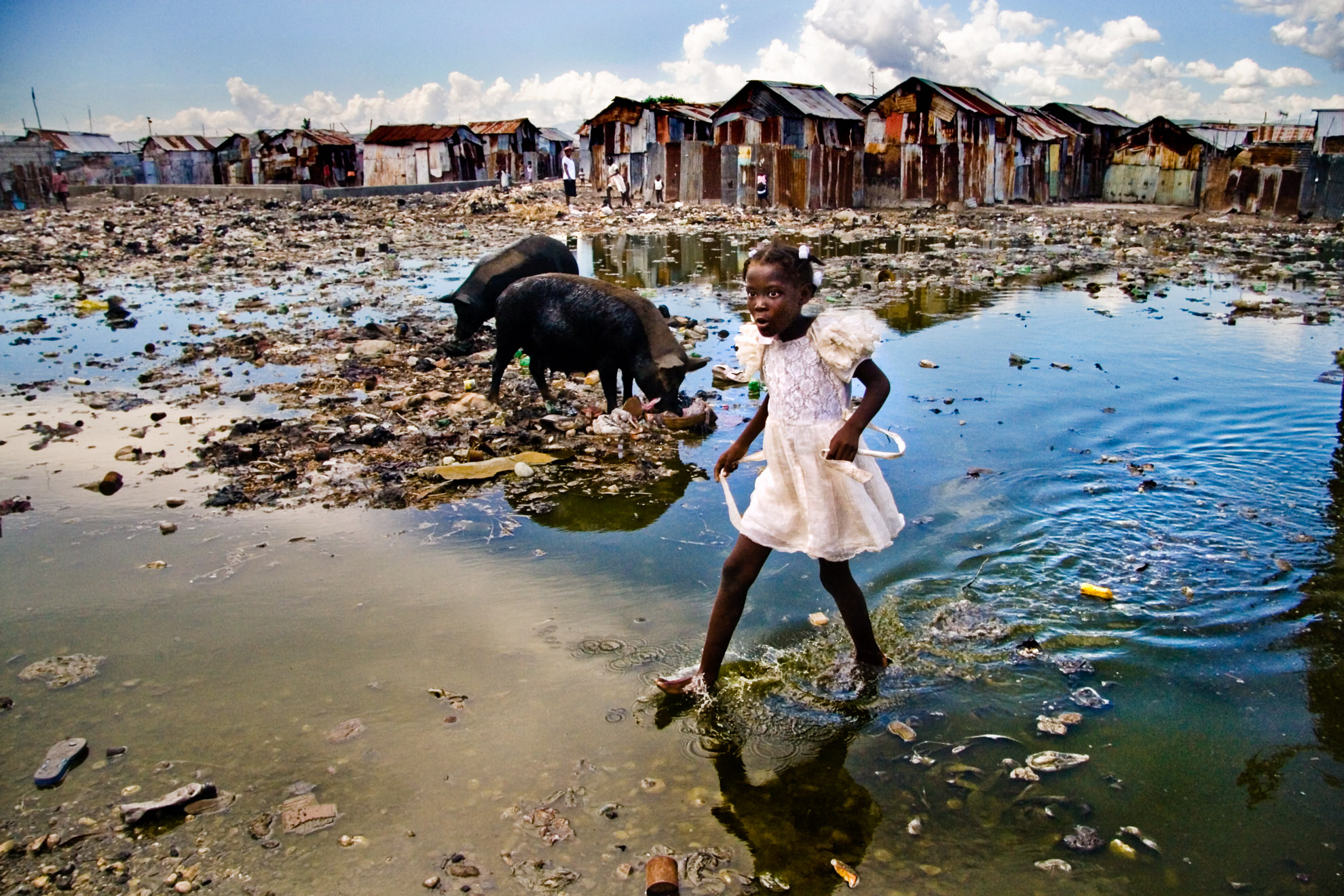 Cité Soleil, Puerto Príncipe, julio de 2007. En la peor barriada de la capital, Cité Soleil, la gente comparte sus moradas infestadas de mosquitos con los cerdos. A pesar de vivir en un entorno sucio, para los orgullosos habitantes es muy importante mantenerse limpios.