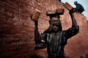 Se calcula que 60.000 menores trabajan en hornos de cocción de ladrillos en Nepal. Se trata de trabajos a corto plazo, desarrollados en condiciones muy peligrosas, con jornadas laborales de doce horas al día. La paga diaria varía en función del número de ladrillos producidos y se sitúa en torno a 1 USD por cada mil ladrillos transportados.