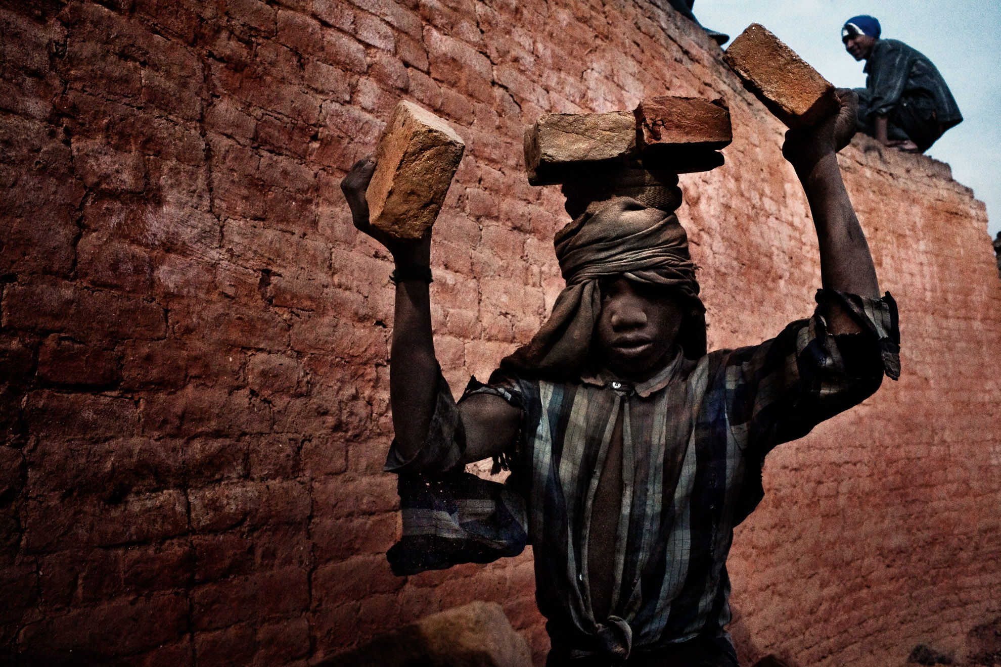 An estimated 60 thousand minors work close by to brick furnaces in Nepal. It is short-term employment, carried out in dangerous conditions, for 12 hours per day. The daily pay varies depending on the number of bricks handled and it is about 1$ for every thousand bricks carried.