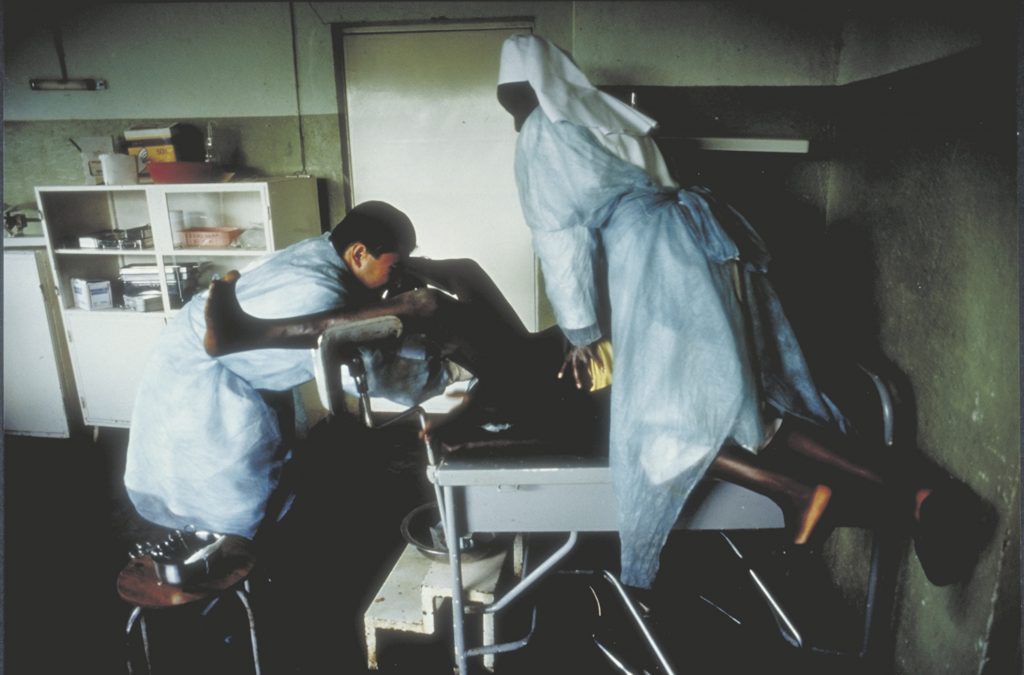 José Manuel atiende al parto de una mujer (hutu) asistida por una enfermera (tutsi).
