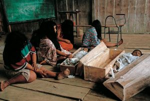 Esta foto fue tomada en marzo del 2005, en una comunidad embera, una de las numerosas etnias indígenas de Colombia. Algunas de estas comunidades viven en el departamento de El Chocó, en lo más recóndito de la selva, en medio del conflicto armado entre la guerrilla, los paramilitares y las fuerzas del Estado. Los ríos son sus únicas vías de comunicación.