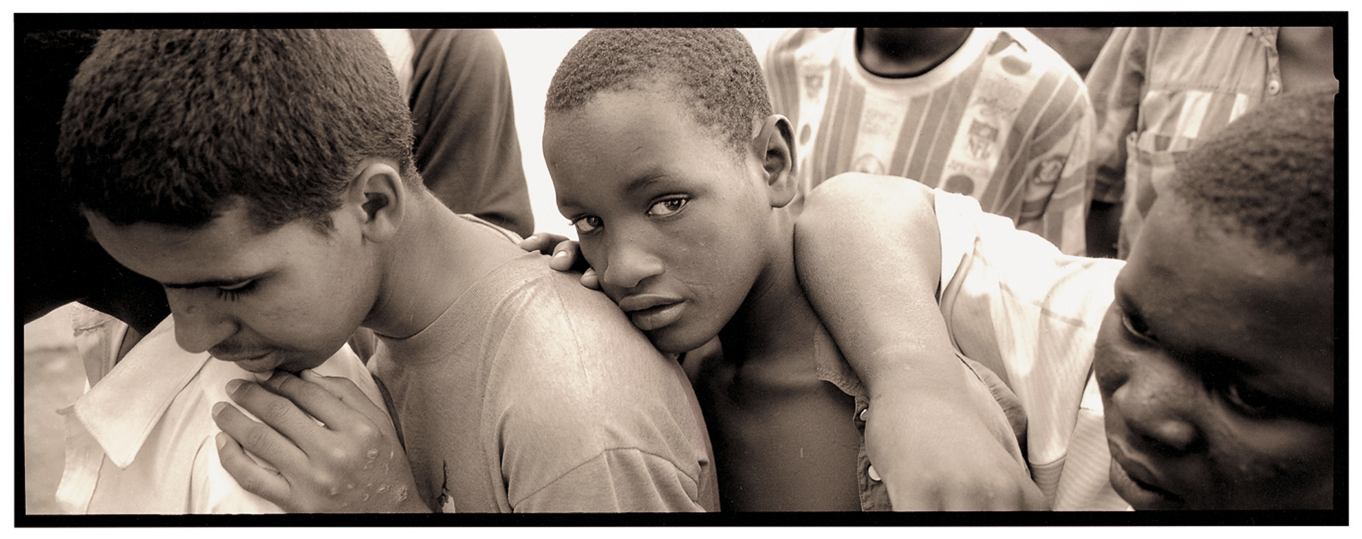 The images show the faces of children and adolescents in Africa. Let's not fool ourselves. It would have been possible to delve into the reality of Spain or the United States, but it would probably have been much more difficult, especially with a camera in your hands.