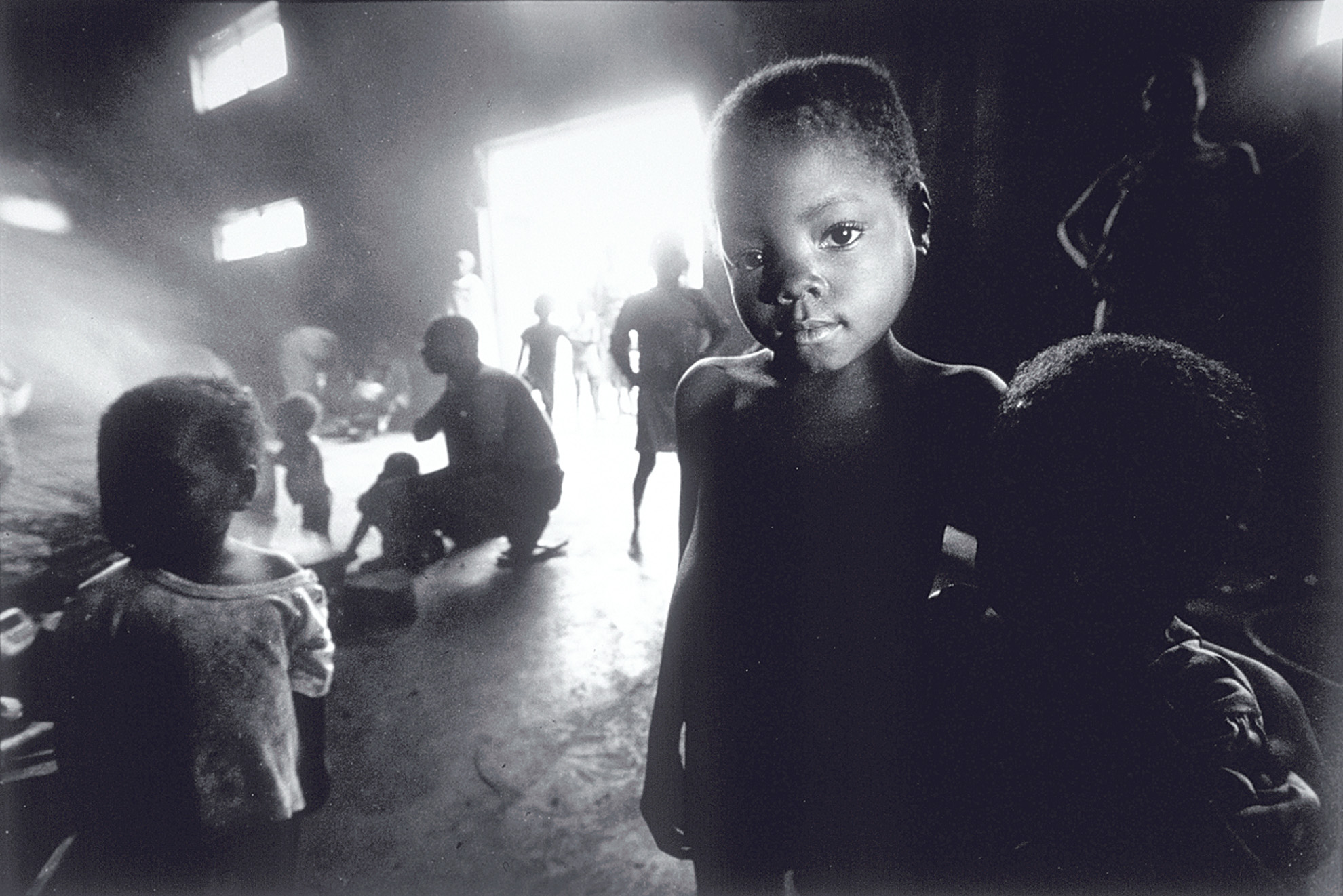 Almacén para personas desplazadas, Malange, Angola, octubre 1999. (Seleccionada).