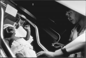La imagen la tomé en diciembre de 1997 en el Hospital Polizu de Bucarest. Se ve a una de las enfermeras atendiendo a uno de los niños prematuros.