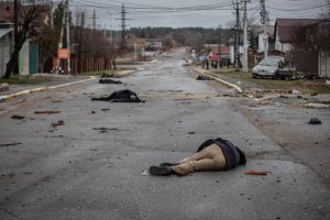 Los cuerpos sin vida de más de una docena de personas yacen en la carretera y la acera de la calle Yablunska, en Bucha, el 2 de abril de 2022. Algunos de ellos estaban esposados, otros tenían brazaletes blancos y la mayoría aparentemente fueron asesinados a tiros.