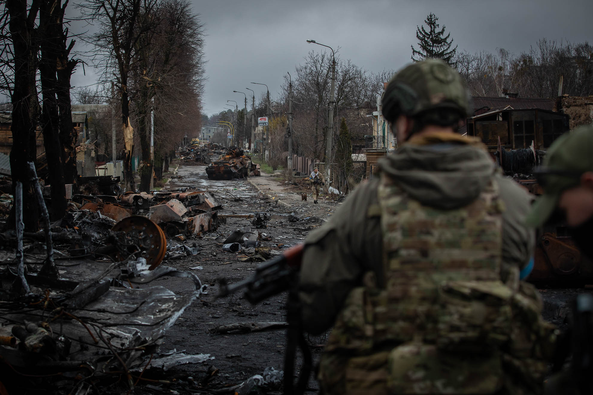 Una columna de tanques fue atacada en una ofensiva de las tropas ucranianas en la calle Vokzalna. El sábado 2 de abril, soldados ucranianos caminaban entre los restos de tanques rusos, fotografiando e inspeccionándolo todo. Muchas de las casas alrededor de los tanques estaban destruidas.