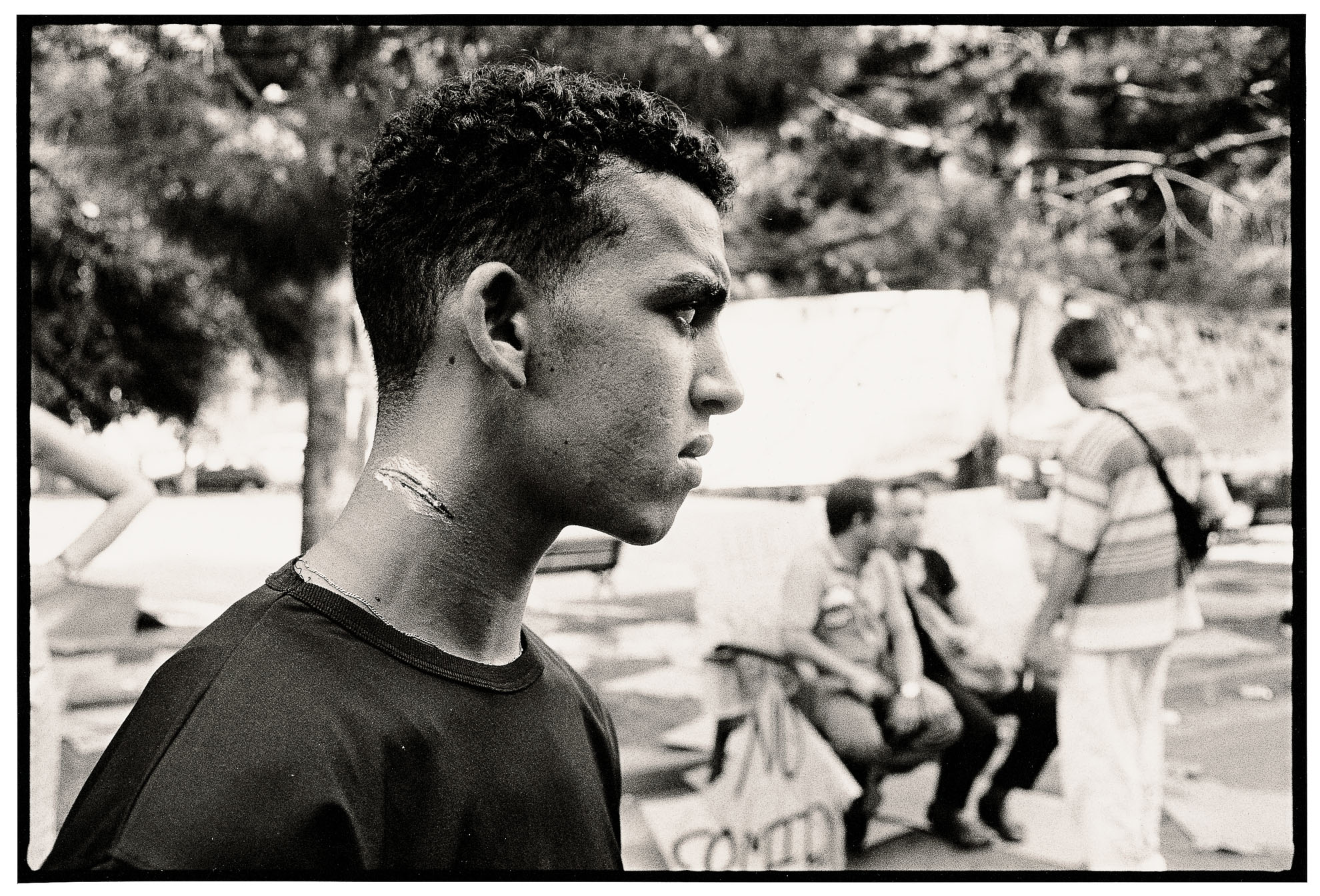 En agosto de 2001, durante uno de los picos de llegadas de migrantes a España, dos centenares de ellos se concentran en una plaza en Barcelona reclamando opciones de acogida. Se registraron entonces episodios de brutalidad policial al intentar desalojarlos. Unas 60 personas fueron detenidas.