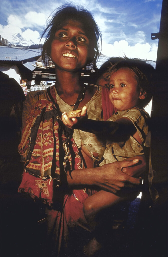 Desheredados de Cachemira, I, enero 1998. Jamu, región de Cachemira en permanente conflicto entre Pakistán y la India. Refleja a una familia de refugiados por la guerra, desarraigados de su tierra ya de por sí muy pobres y que se se abalanzan sobre cualquier blanco en busca de limosna.