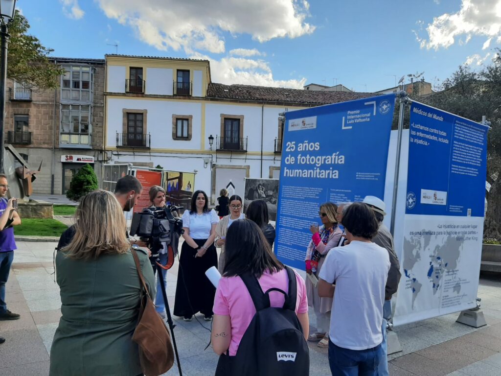 Inauguración de la exposición en la Plaza del Olivo de Soria.