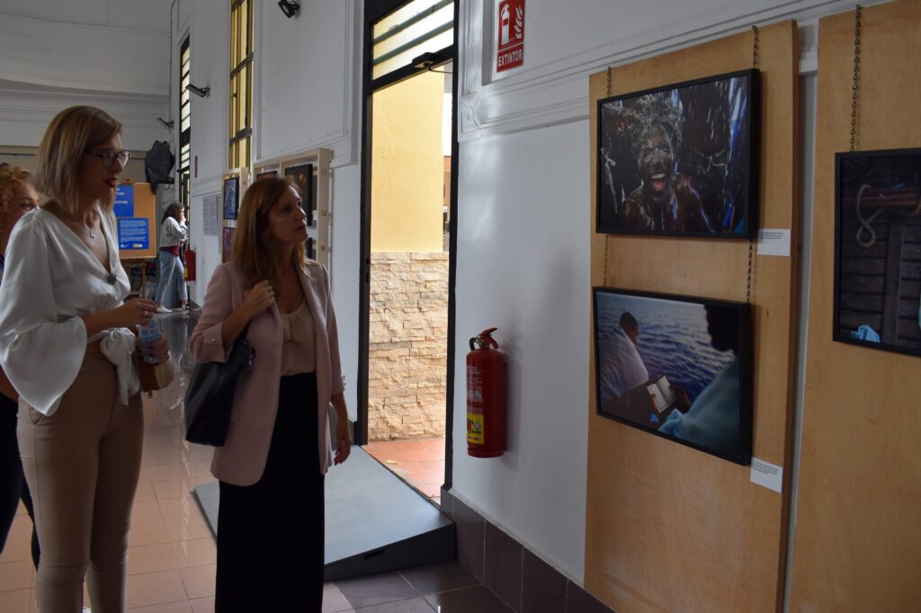 Sabrina Moh delegada gobierno en Melilla, a la izda. y Laura Segura Sarompas, jefa de la Unidad Contra La Violencia de Género en la inauguración de la exposición.