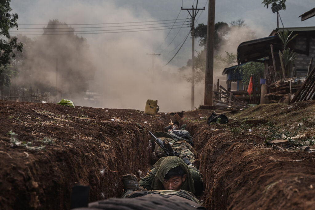 Dentro de la revolución armada de Myanmar ©Siegfried Modola, ganador de la 27 edición del Premio de Fotografía Humanitaria Luis Valtueña