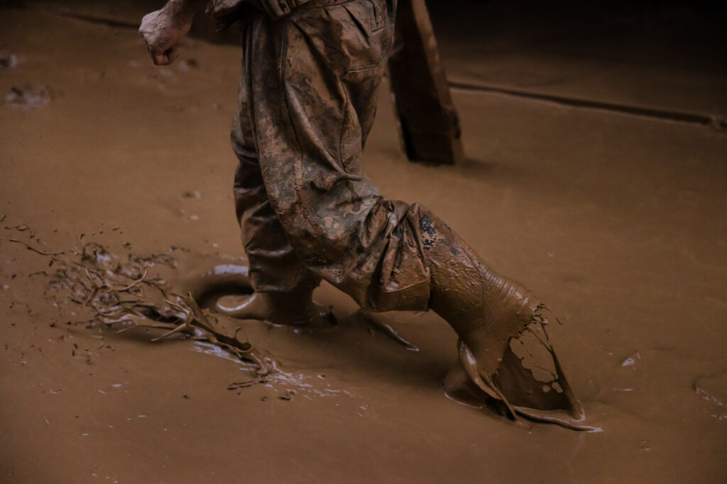 Un hombre camina sobre el barro que inunda el centro de Paiporta, la localidad más afectada por la riada que devastó el sur de Valencia, España, el 29 de octubre de 2024.