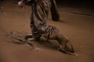 Un hombre camina sobre el barro que inunda el centro de Paiporta, la localidad más afectada por la riada que devastó el sur de Valencia, España, el 29 de octubre de 2024.