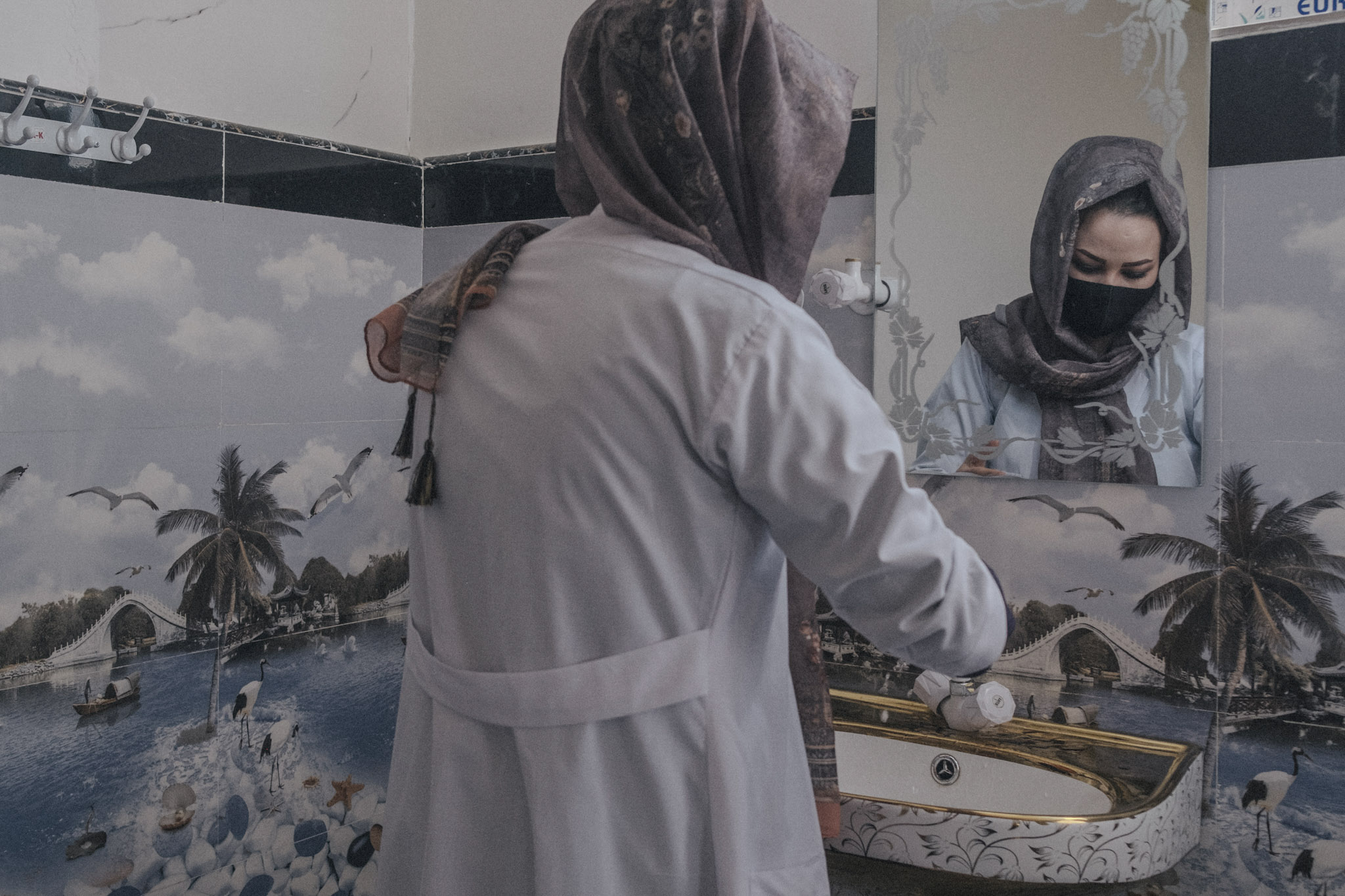 Una doctora se lava las manos en la unidad neonatal intensiva. Las mujeres tienen permitido trabajar en las áreas de ginecología y maternidad de los hospitales, y existe una demanda crítica de médicas en Afganistán, ya que son las únicas autorizadas a atender a mujeres y niñas. Aunque no existe una ley que prohíba explícitamente a las mujeres ejercer la medicina, muchas familias conservadoras impiden que sus parientes femeninas reciban atención de médicos varones. Más de 3000 mujeres que se graduaron de medicina antes de la prohibición de la educación superior fueron impedidas de realizar los exámenes de certificación necesarios para ejercer. Esta decisión privó al país—que ya sufría una grave escasez de médicas—de una generación esencial de nuevas profesionales.