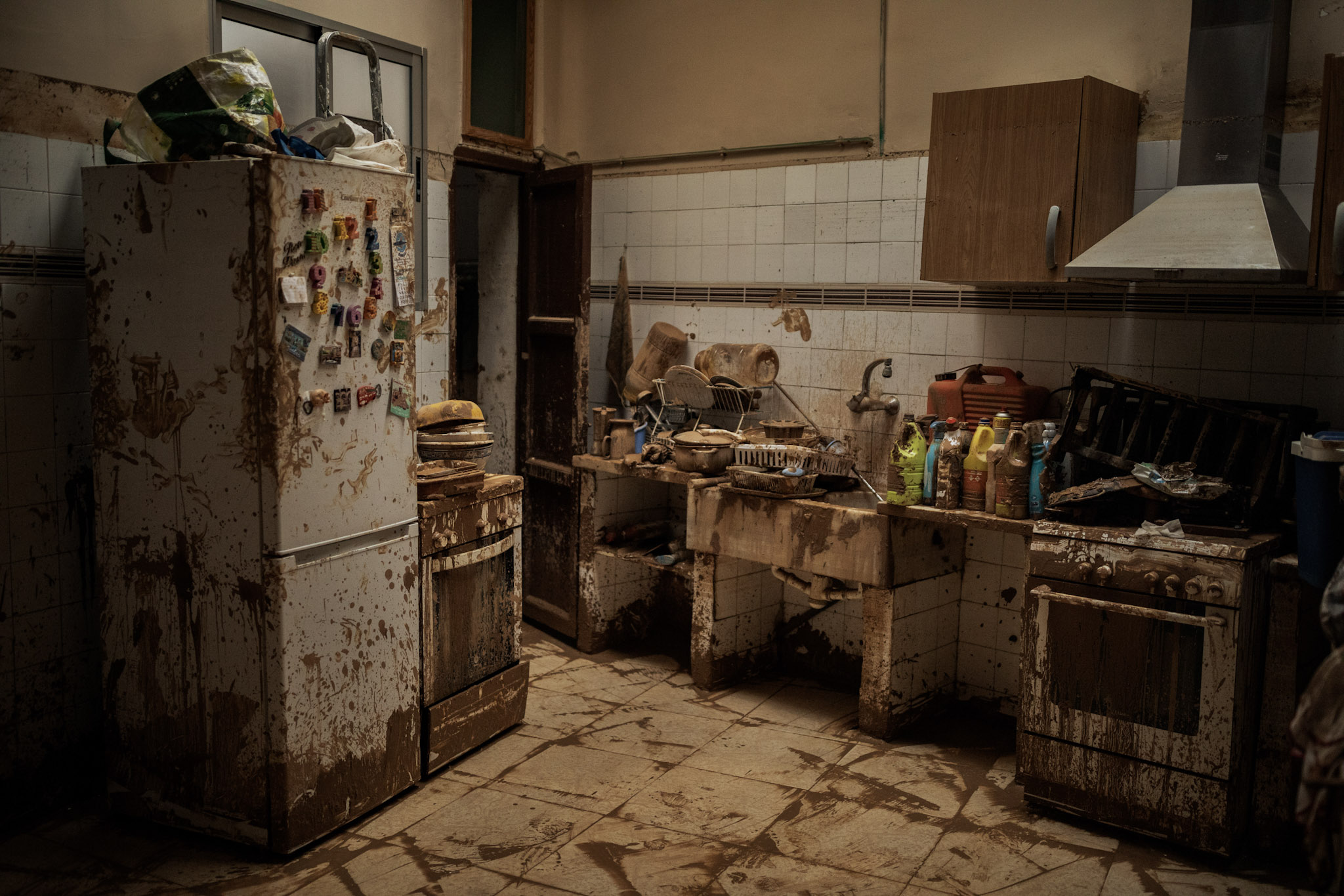 La cocina de Paco y Teresa, de 91 y 90 años, comienza a recuperar su aspecto después de que sus familiares limpiaran, con la yuda de voluntarios, el barro acumulado por la riada en su casa en la calle Convent, en el centro de Paiporta.