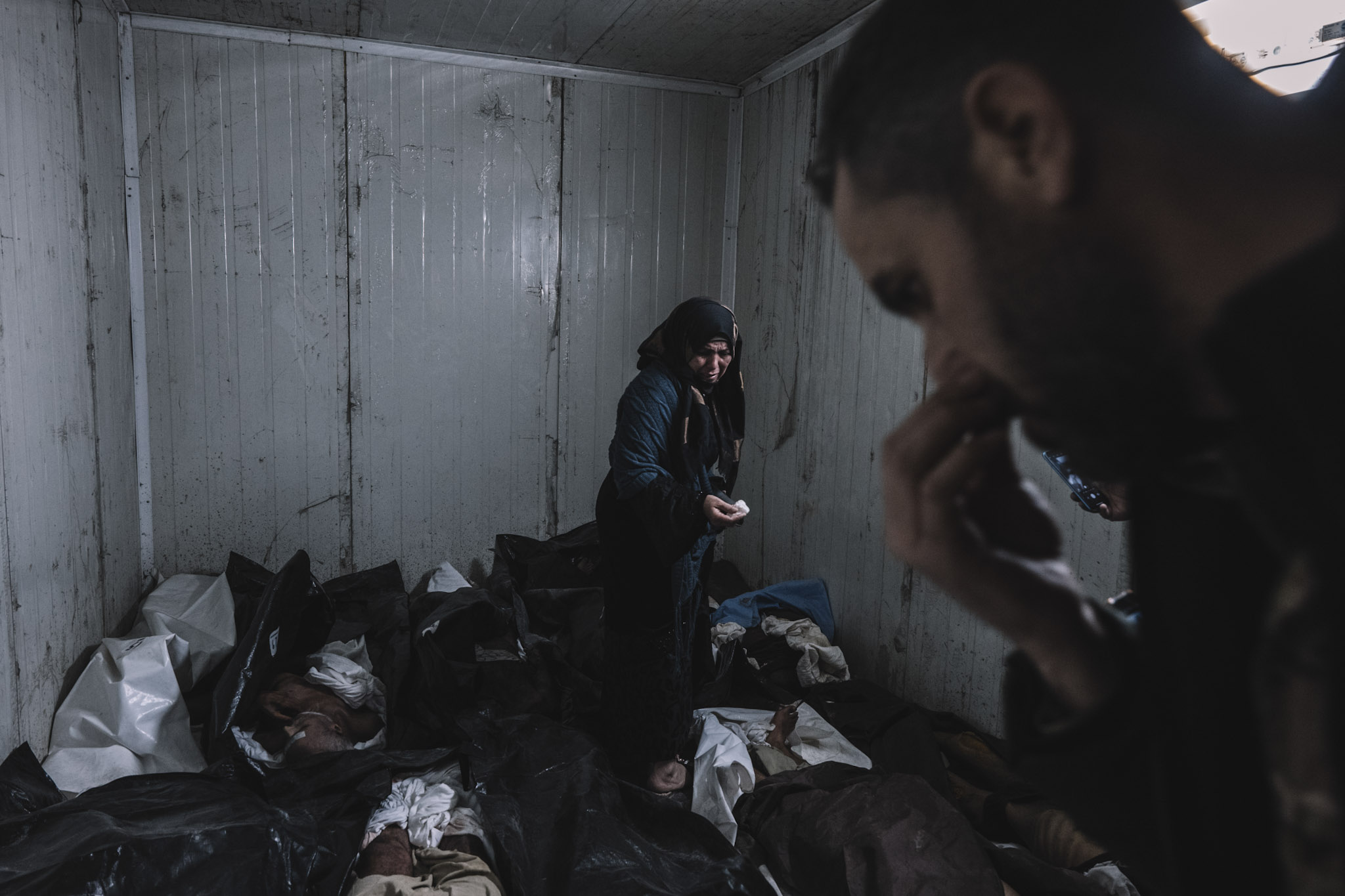 Un puñado de cadáveres en una cámara frigorífica del hospital Al Mujtahid, en el centro de Damasco. Un brazo amputado, torsos verdes, cráneos sin ojos. Carne picada. Las familias miran dentro de la nevera con la esperanza de que su hijo, hermano o padre sea esa carne picada, para poner fin a la incertidumbre. Es uno de los hospitales a los que llegaron los muertos y heridos de Sednaya y, en menor medida, de otras prisiones. Hospitales que se han llenado de fotografías de los desaparecidos, colocadas por familias que aún tienen la esperanza de encontrarlos, vivos o muertos. “Los cuerpos mostraban signos de desnutrición; algunos tenían signos de tortura, pero la mayoría había muerto de hambre o enfermedades. Los familiares se han llevado 22 cadáveres. Quedan doce. Les estamos haciendo pruebas de ADN”, dice Ahmad Ibrahim, médico forense del hospital, cinco días después de la caída del régimen.
