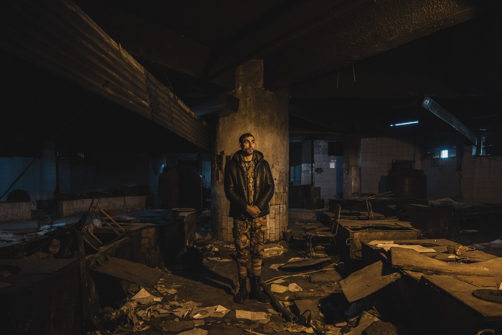 Mohammad Abdallah, de 26 años, desertó varias veces del ejército sirio, pero fue puesto en libertad en virtud de una amnistía de 2021. En esta foto, regresaba a Sednaya para ver el lugar donde había estado cautivo.