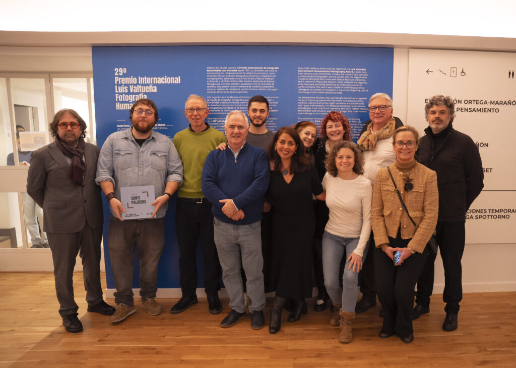 Fotoperiodistas premiados, familiares de Flors, Luis, Manuel y Mercedes y equipo de Médicos del Mundo